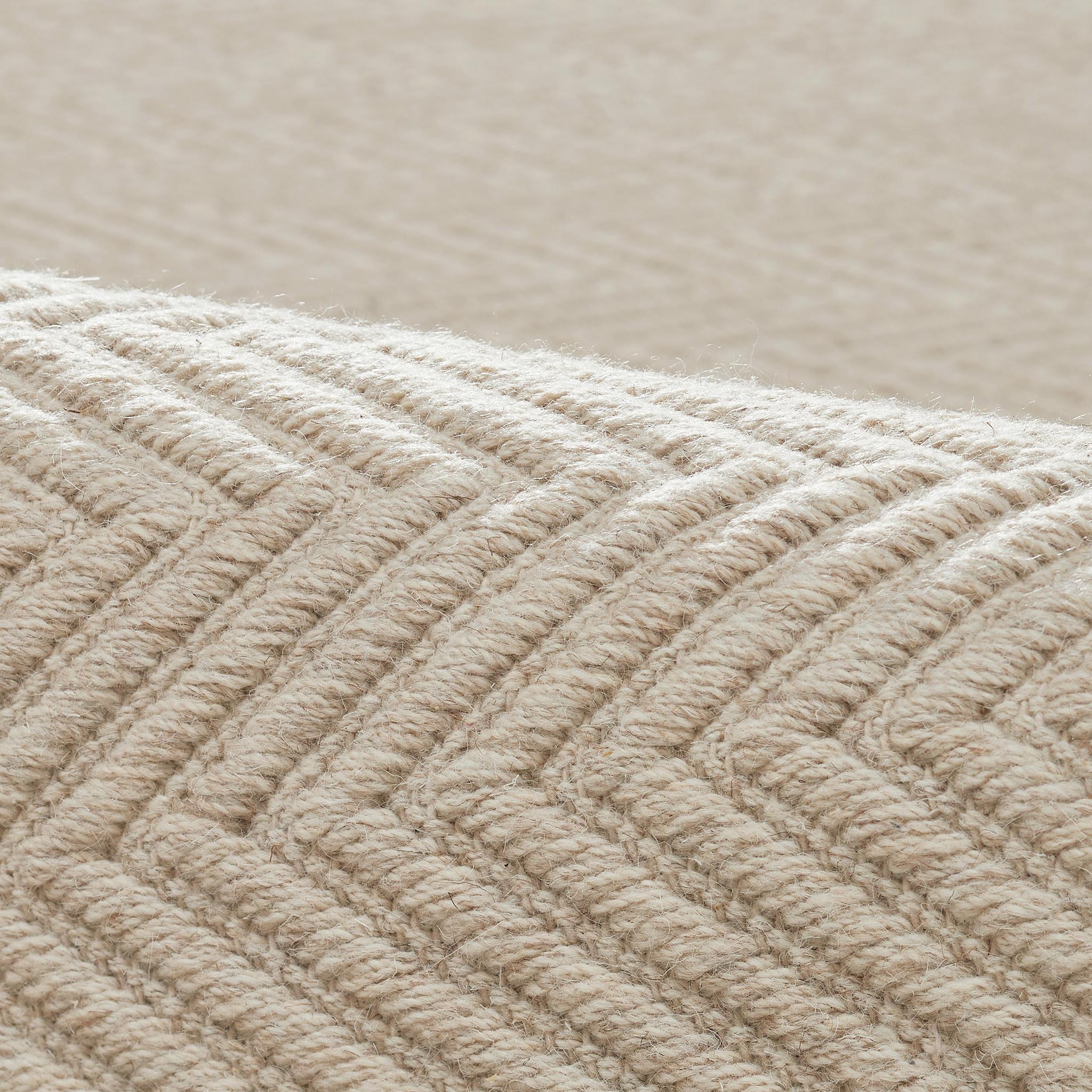 Lanx 8x10ft beige in lana naturale con disegno chevron, tappeto di lusso tessuto a mano In condizioni Nuovo in vendita a New York, NY