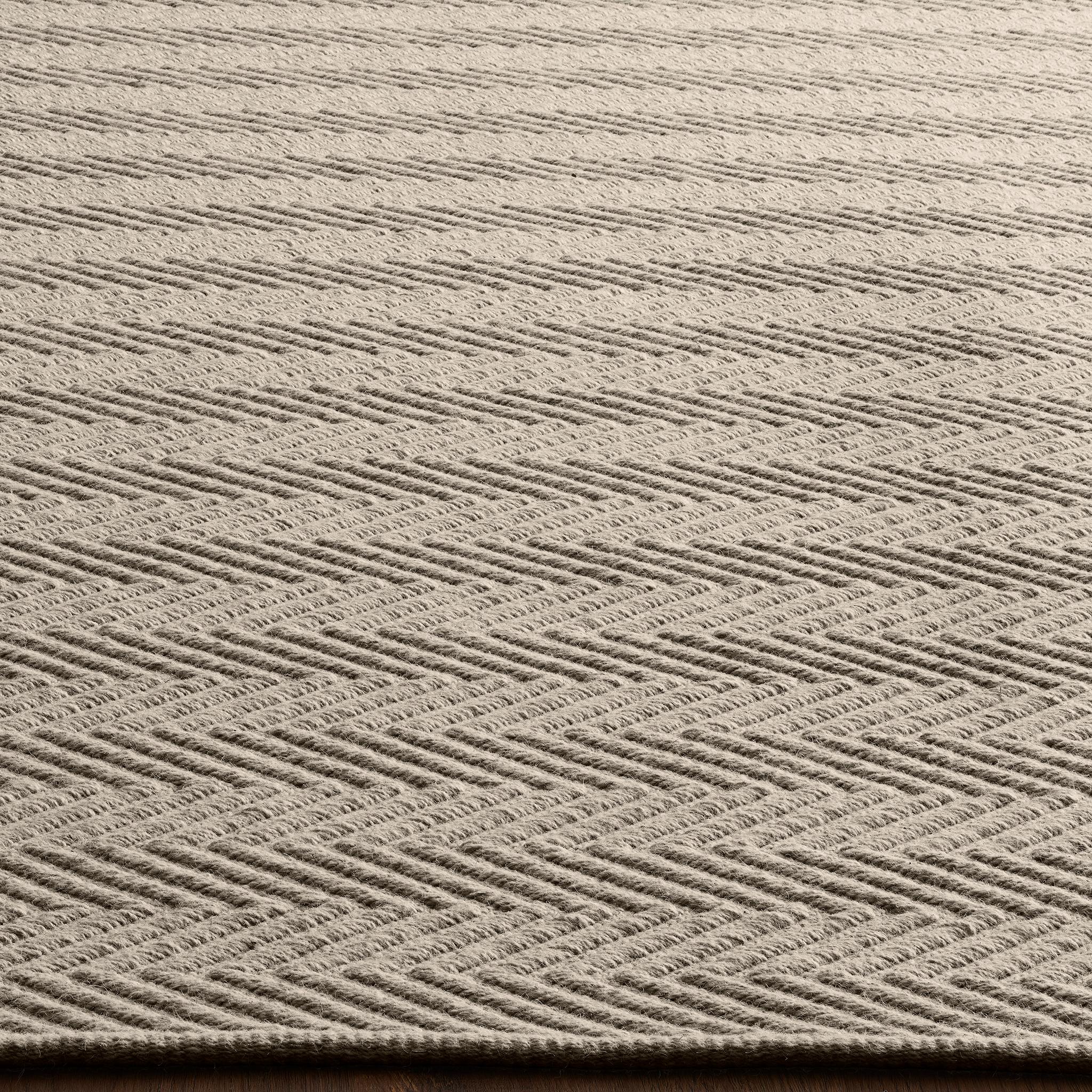 Tappeto Lanx 8x10ft in lana grigia naturale con disegno chevron, tessuto a mano di lusso in vendita 1