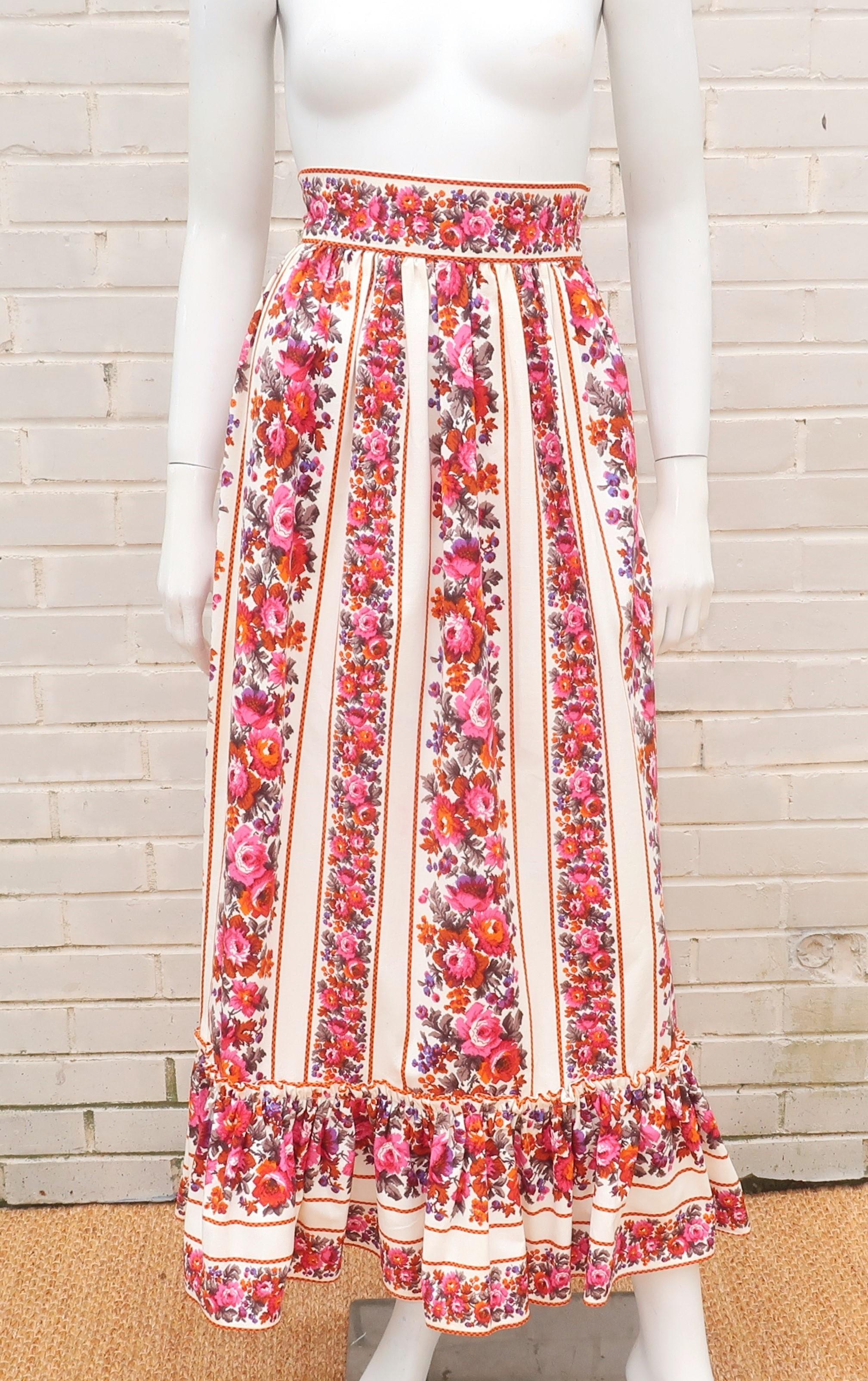 Jupe longue à fleurs de style paysan de Lanz des années 1960, en toile de coton.  La jupe se ferme par une fermeture à glissière et un crochet sur le côté, avec une ceinture de 2,5 pouces et des plis souples.  L'ourlet à volants se rétrécit
