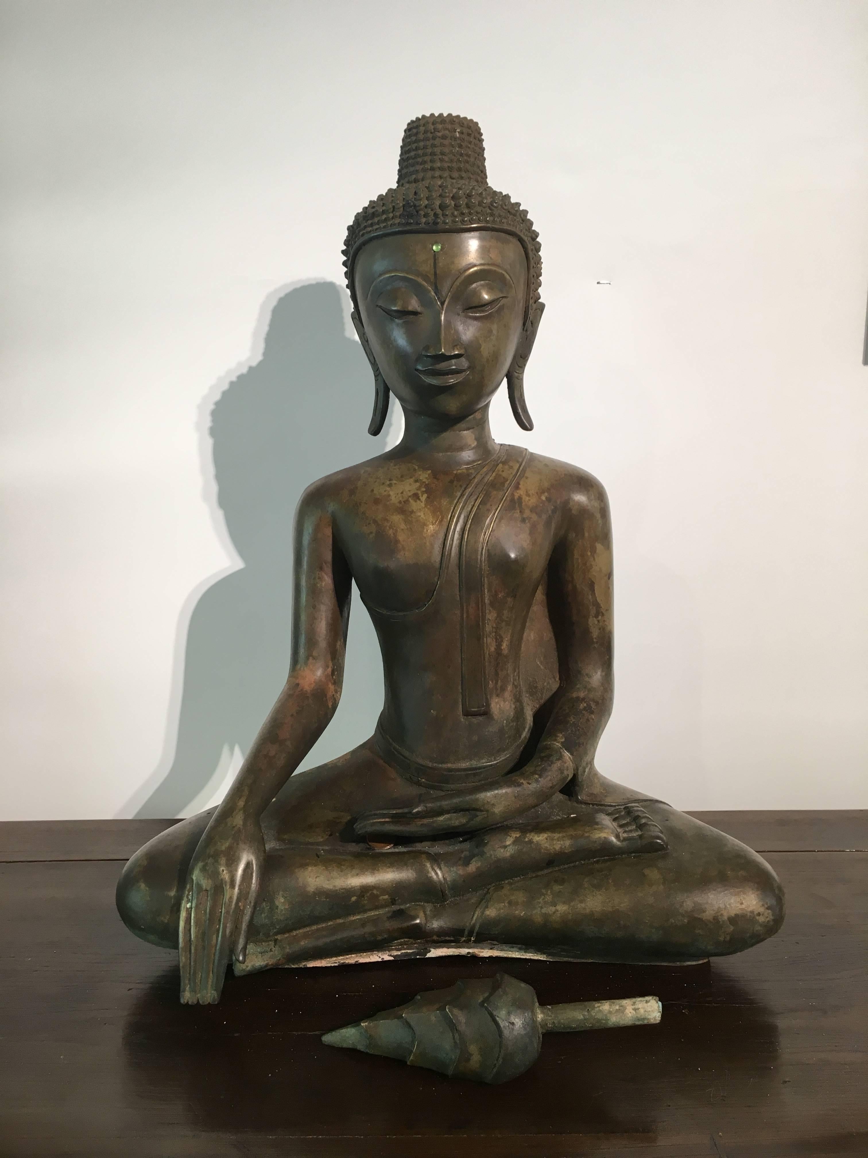 Bouddha Shakyamuni en bronze coulé lao, 17e-18e siècle en vente 3