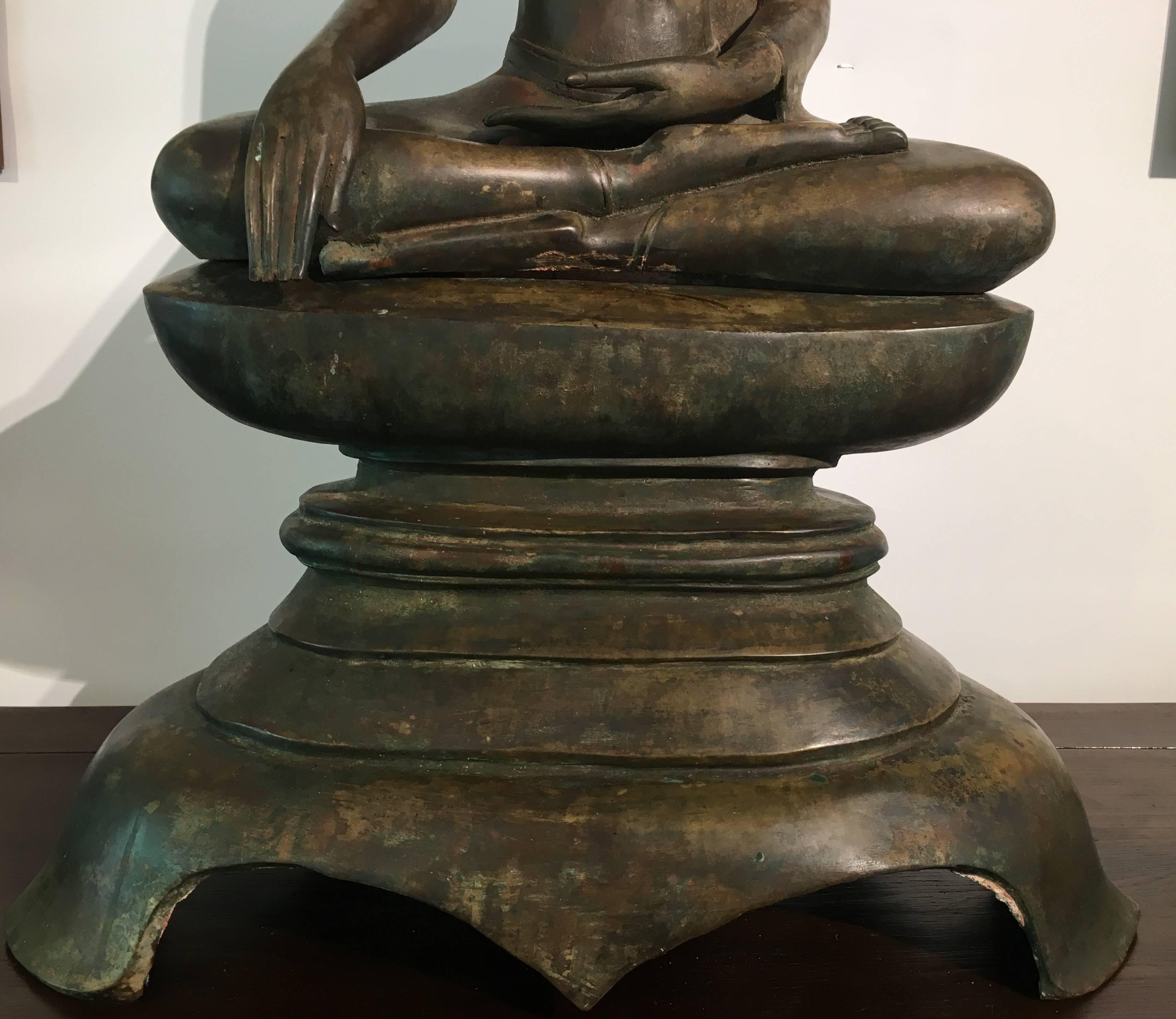 Bouddha Shakyamuni en bronze coulé lao, 17e-18e siècle en vente 4