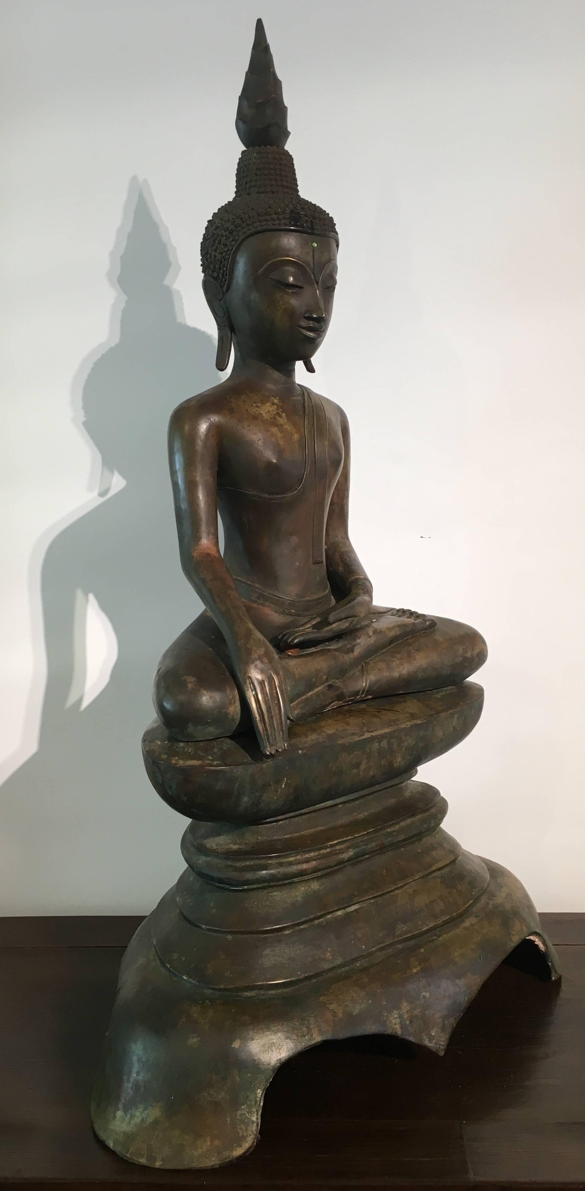 Une belle figure du Bouddha historique Shakyamuni assis en bhumisparsha, signifiant le moment de l'illumination du Bouddha, Laos, XVIIe-XVIIIe siècle.
Bien moulé et présentant une belle patine, le Bouddha est assis sur un haut piédestal moulé