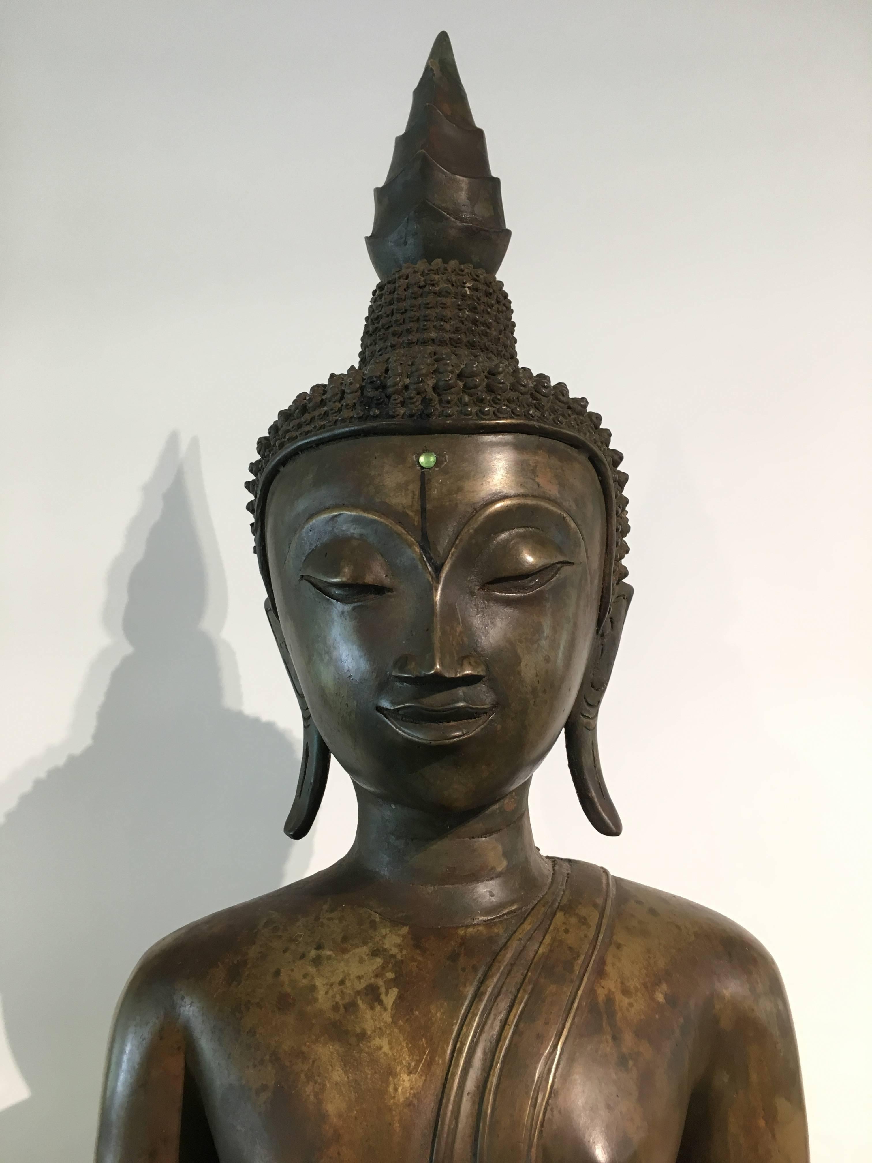 Bouddha Shakyamuni en bronze coulé lao, 17e-18e siècle en vente 2