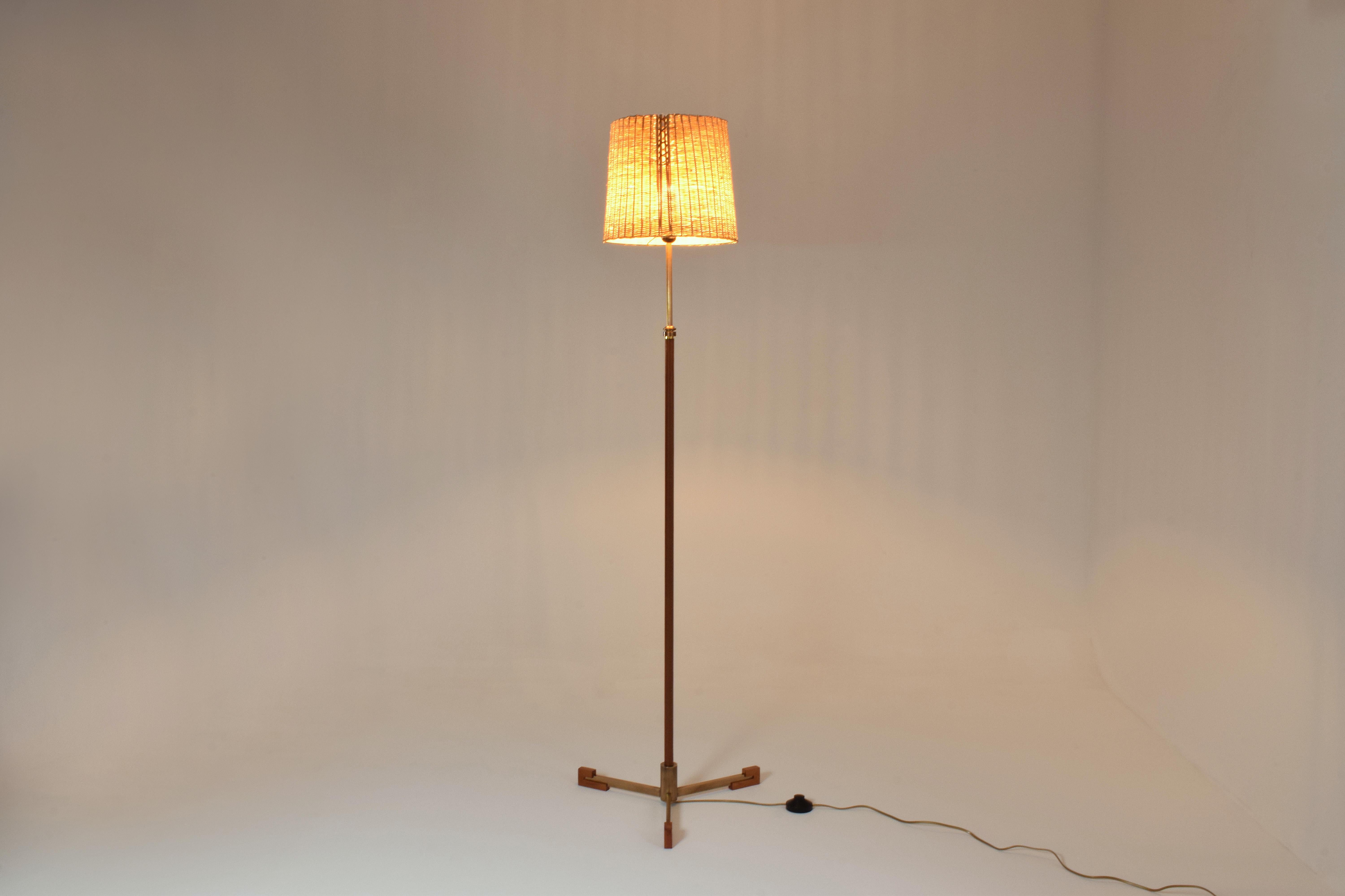 Ancora-T Zeitgenössische verstellbare Stehlampe aus Leder und Messinggeflecht (21. Jahrhundert und zeitgenössisch) im Angebot