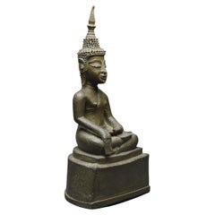 Antiker Buddha Maravijaya aus Bronze mit grüner Patina aus Laos, 18.-19. Jahrhundert