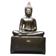 Antiker Maravijaya-Buddha aus Bronze mit dunkler Patina aus Laos, 19. Jahrhundert