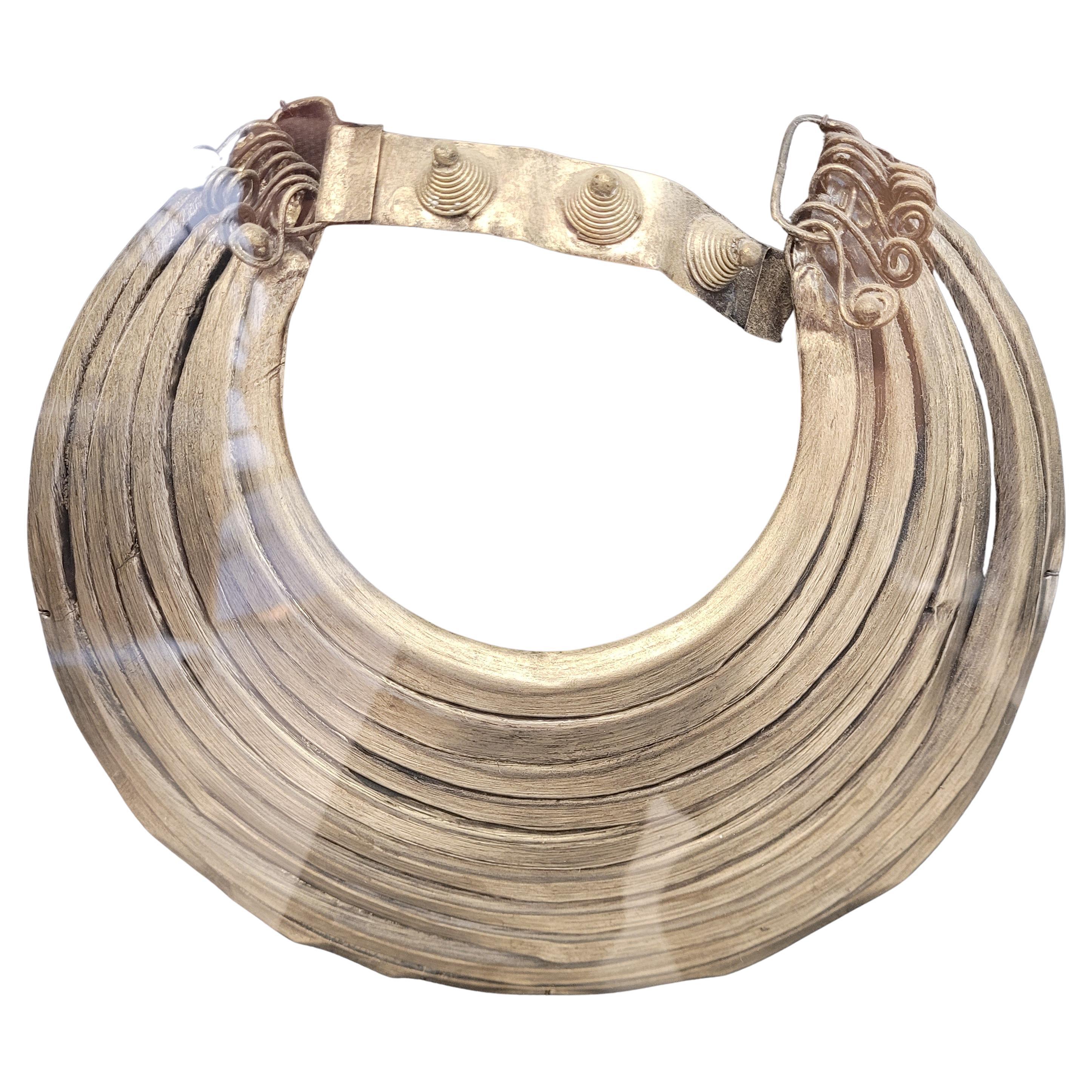 Miao Paktong du Laos  argenterie  Collier de cérémonie encadré de cristal en vente