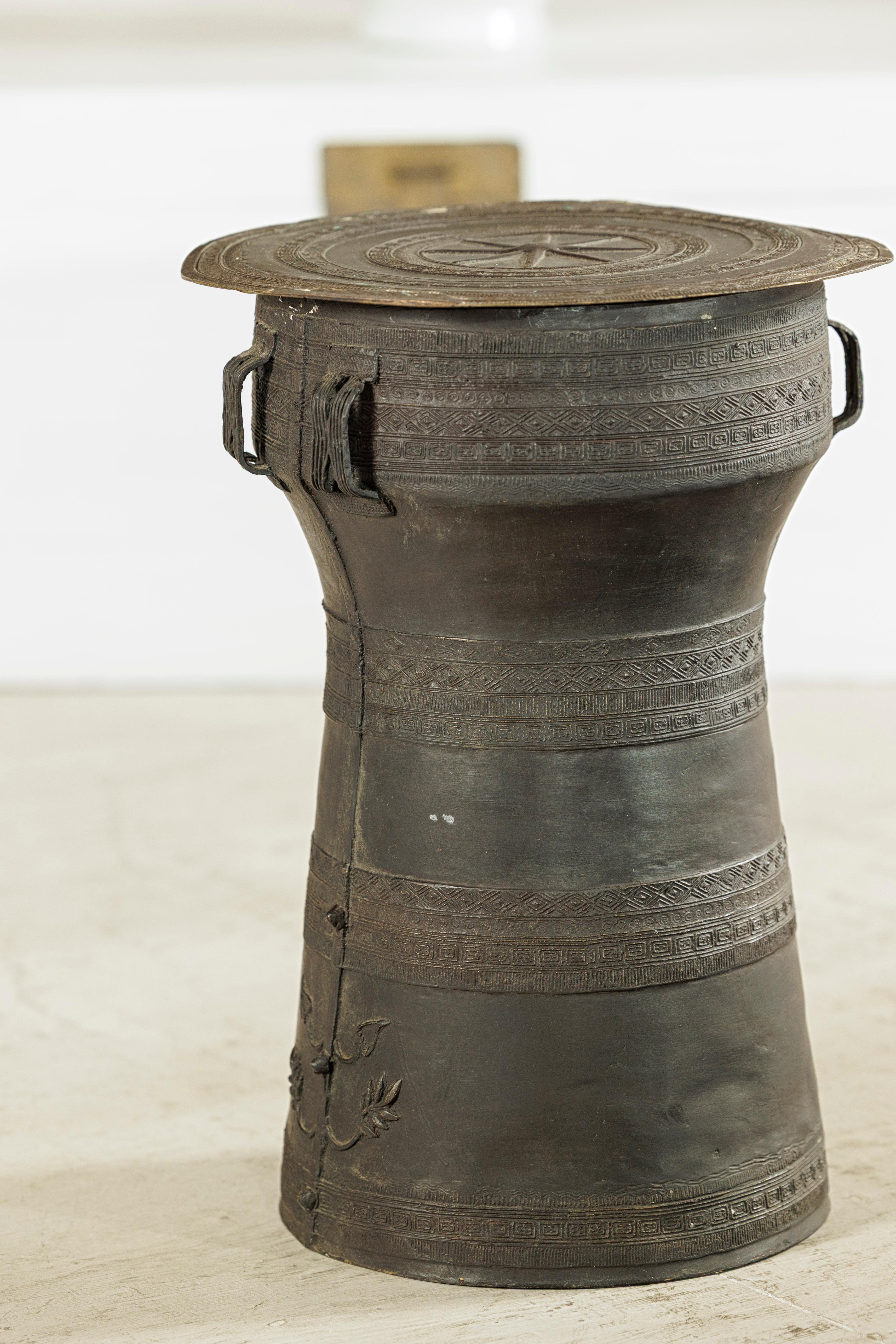 Mesa auxiliar de tambor de lluvia de bronce laosiano con decoración incisa y pátina oscura en venta 4