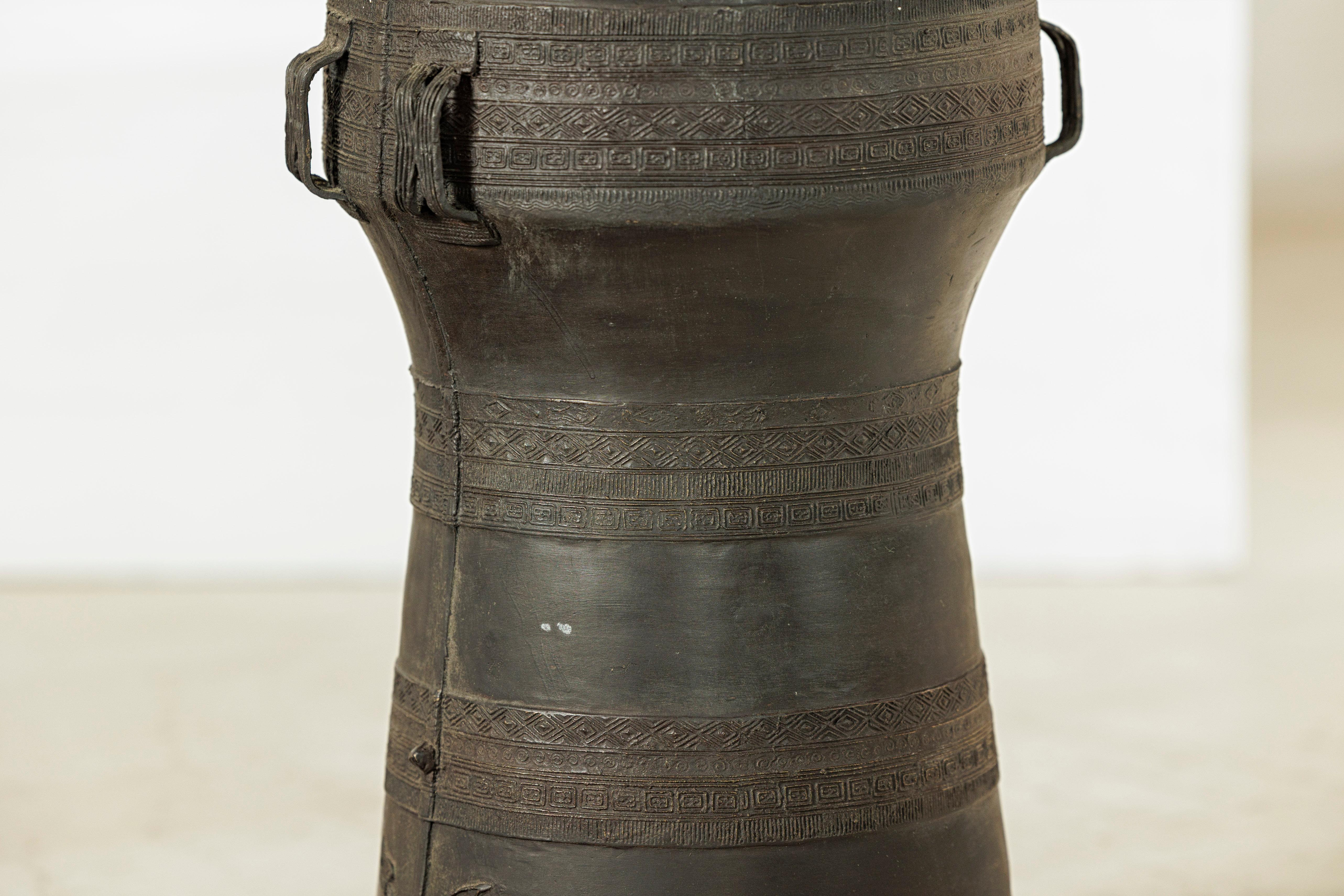 Mesa auxiliar de tambor de lluvia de bronce laosiano con decoración incisa y pátina oscura en venta 5