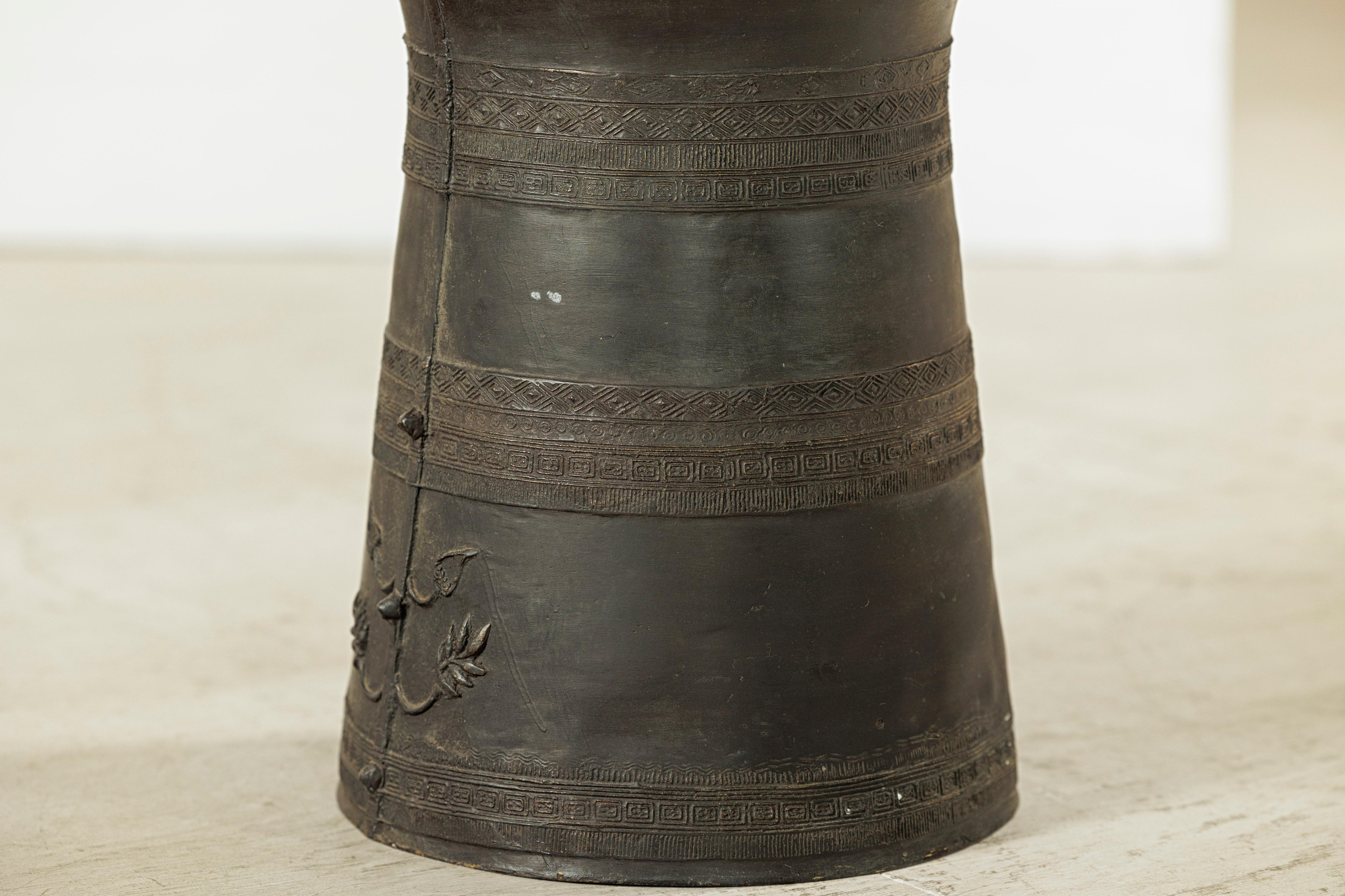 Mesa auxiliar de tambor de lluvia de bronce laosiano con decoración incisa y pátina oscura en venta 6