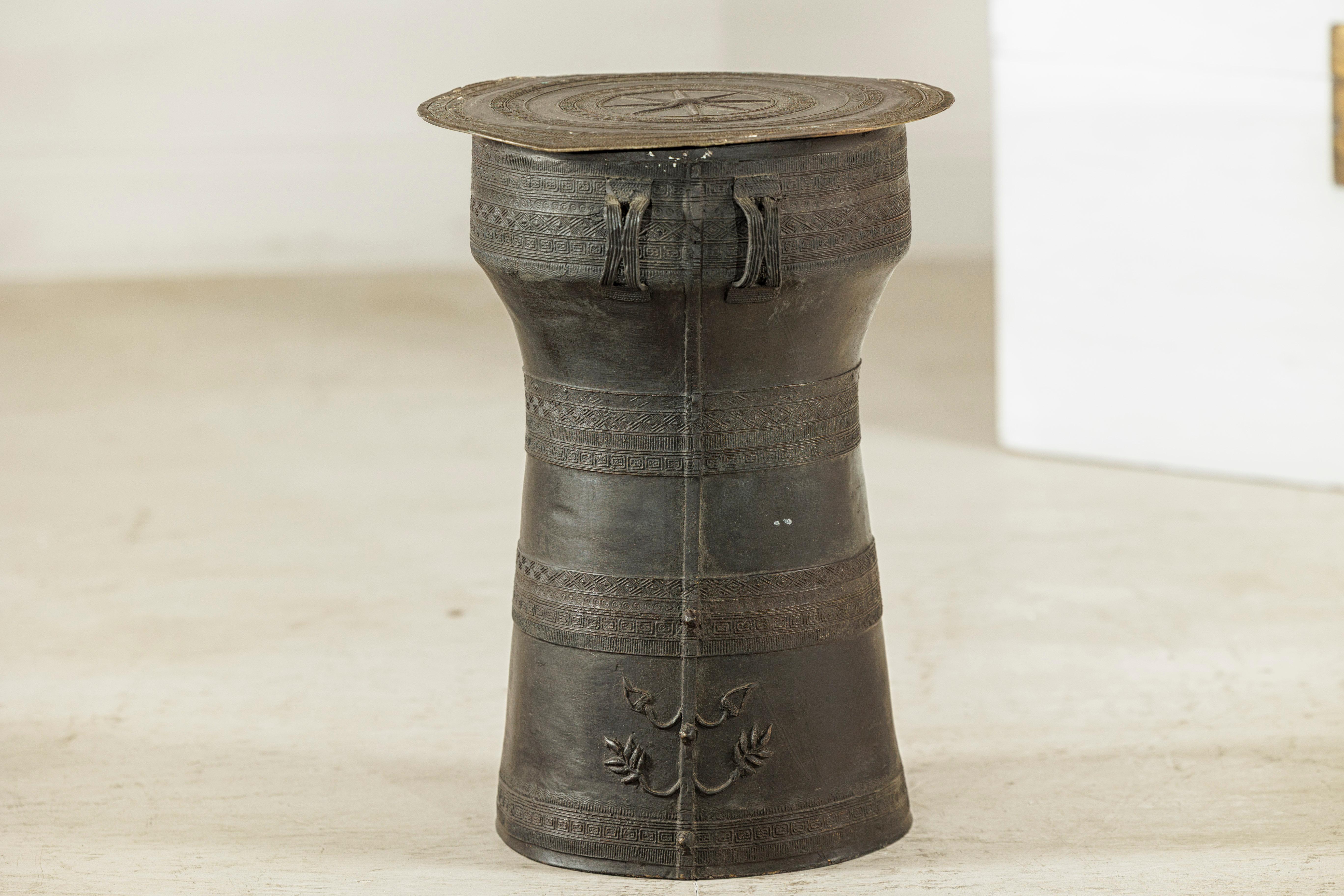 Mesa auxiliar de tambor de lluvia de bronce laosiano con decoración incisa y pátina oscura en venta 7