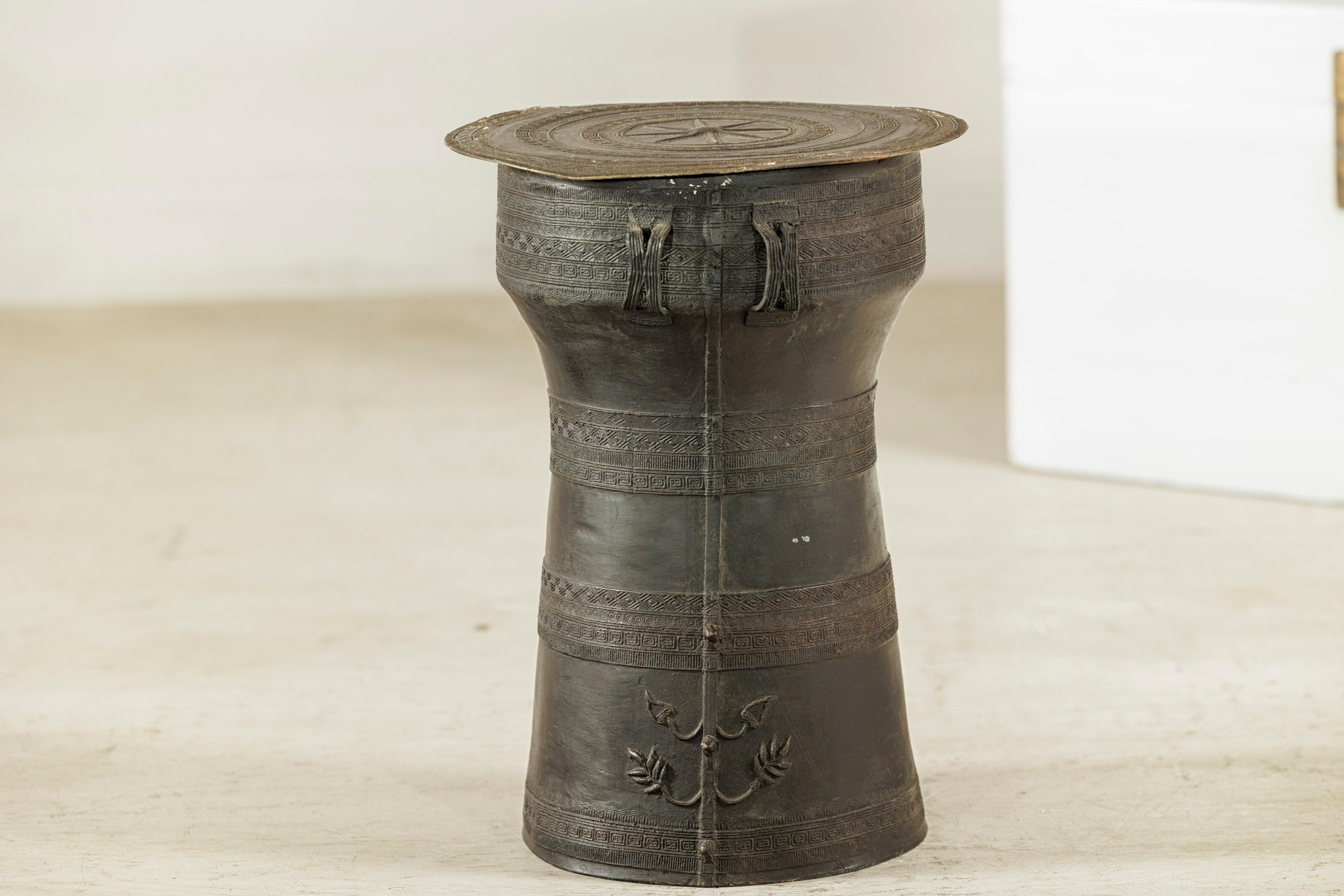Mesa auxiliar de tambor de lluvia de bronce laosiano con decoración incisa y pátina oscura en venta 8
