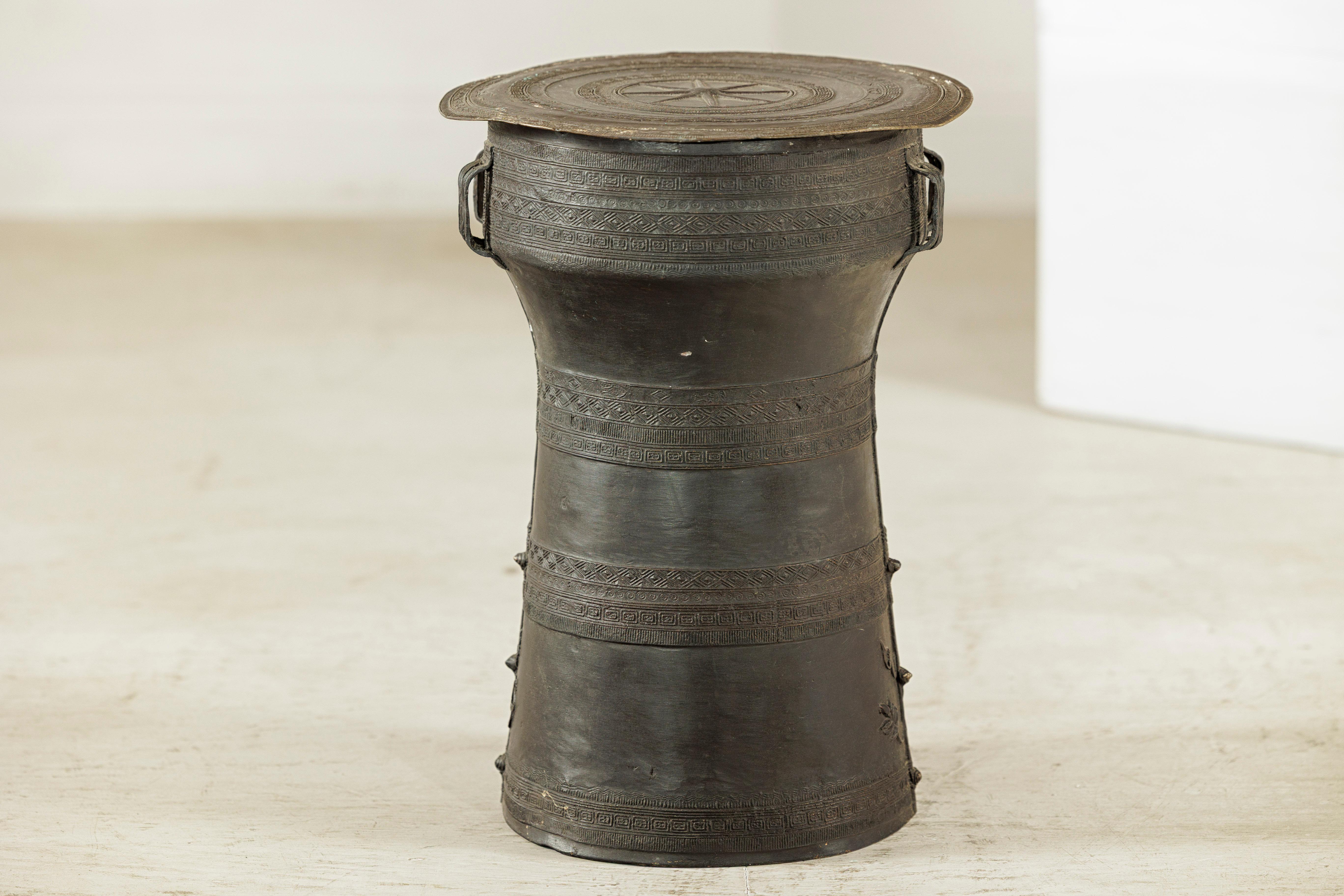 Mesa auxiliar de tambor de lluvia de bronce laosiano con decoración incisa y pátina oscura en venta 9