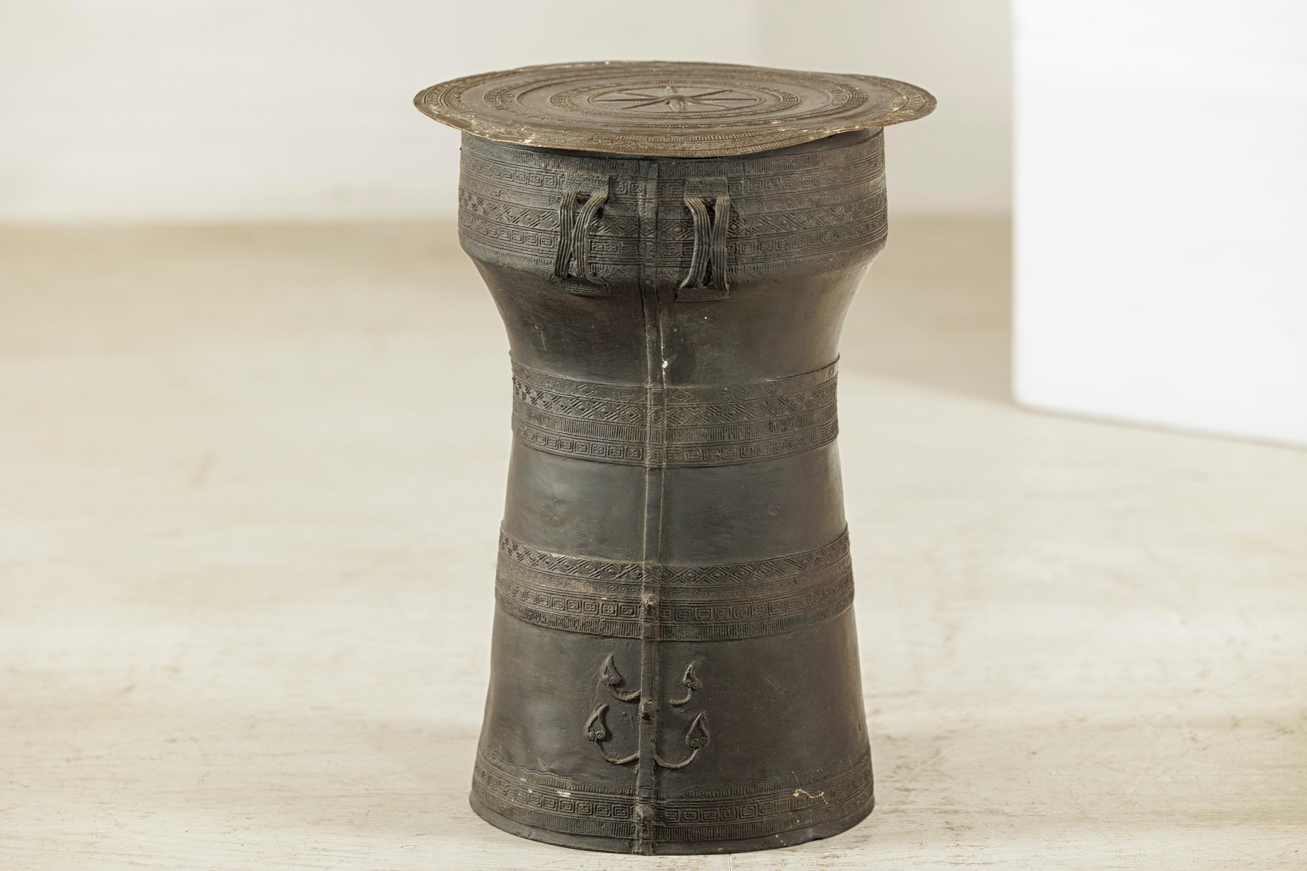 Mesa auxiliar de tambor de lluvia de bronce laosiano con decoración incisa y pátina oscura en venta 10