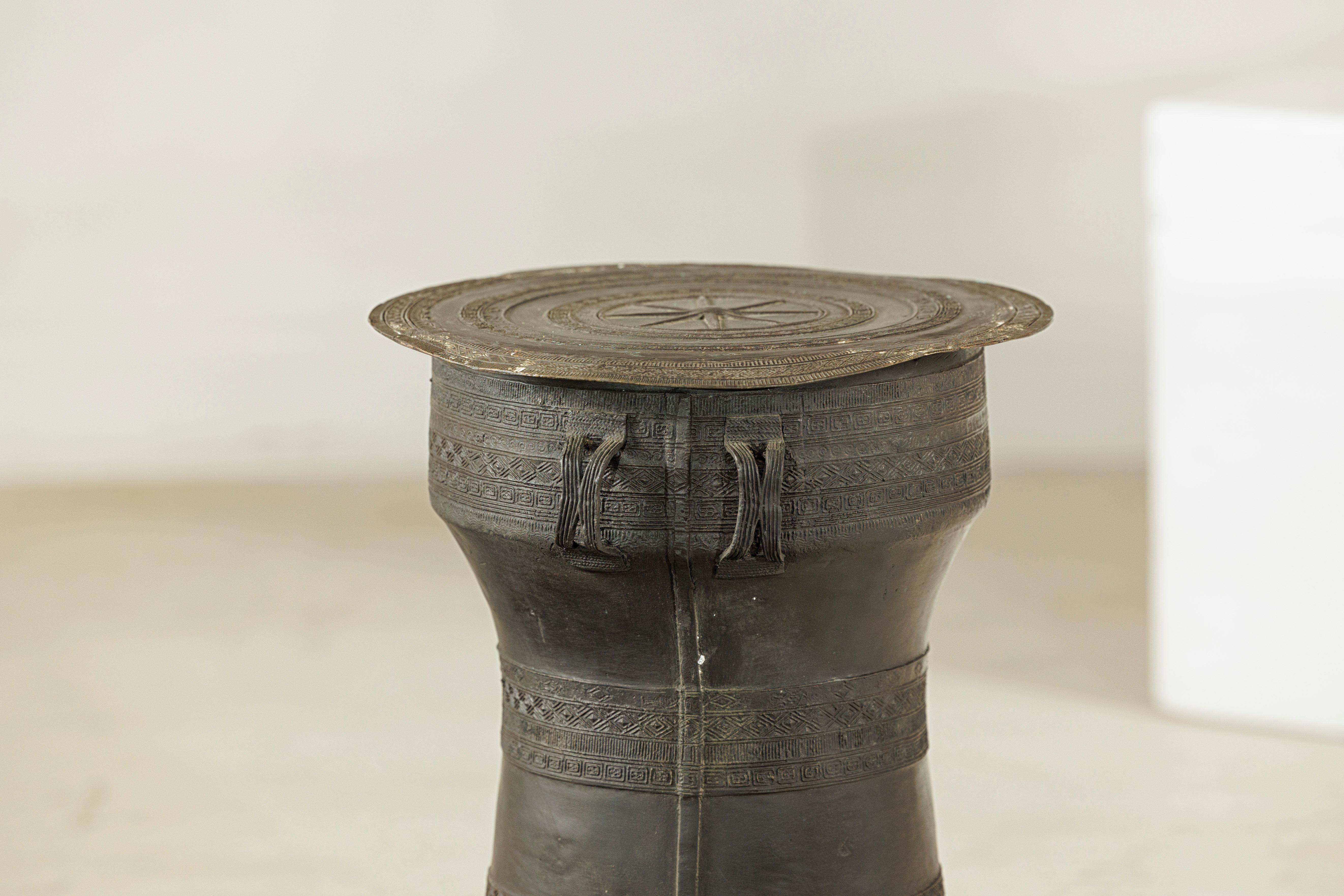 Mesa auxiliar de tambor de lluvia de bronce laosiano con decoración incisa y pátina oscura en venta 11
