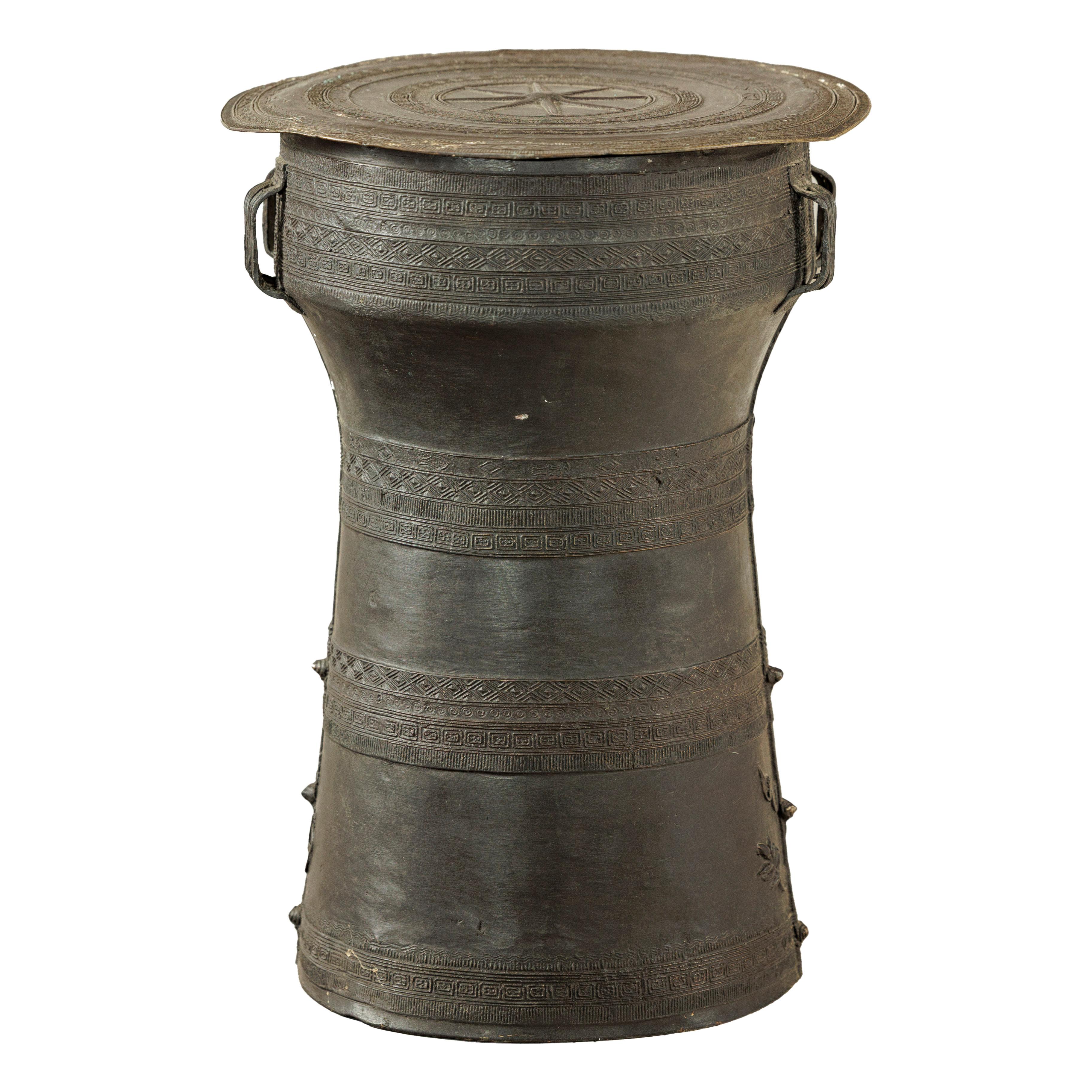 Mesa auxiliar de tambor de lluvia de bronce laosiano con decoración incisa y pátina oscura en venta 12
