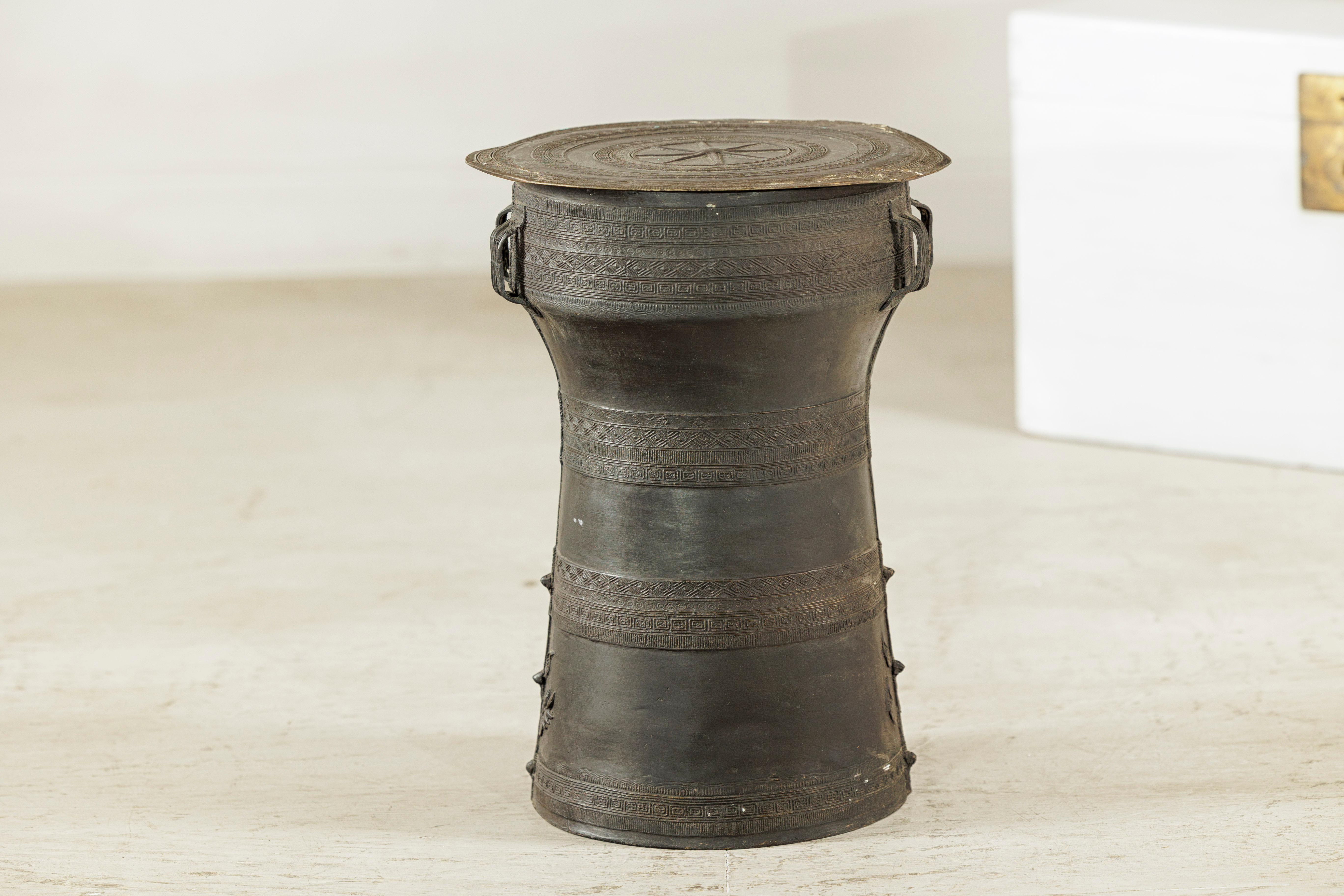 Mesa auxiliar de tambor de lluvia de bronce laosiano con decoración incisa y pátina oscura Tallado en venta