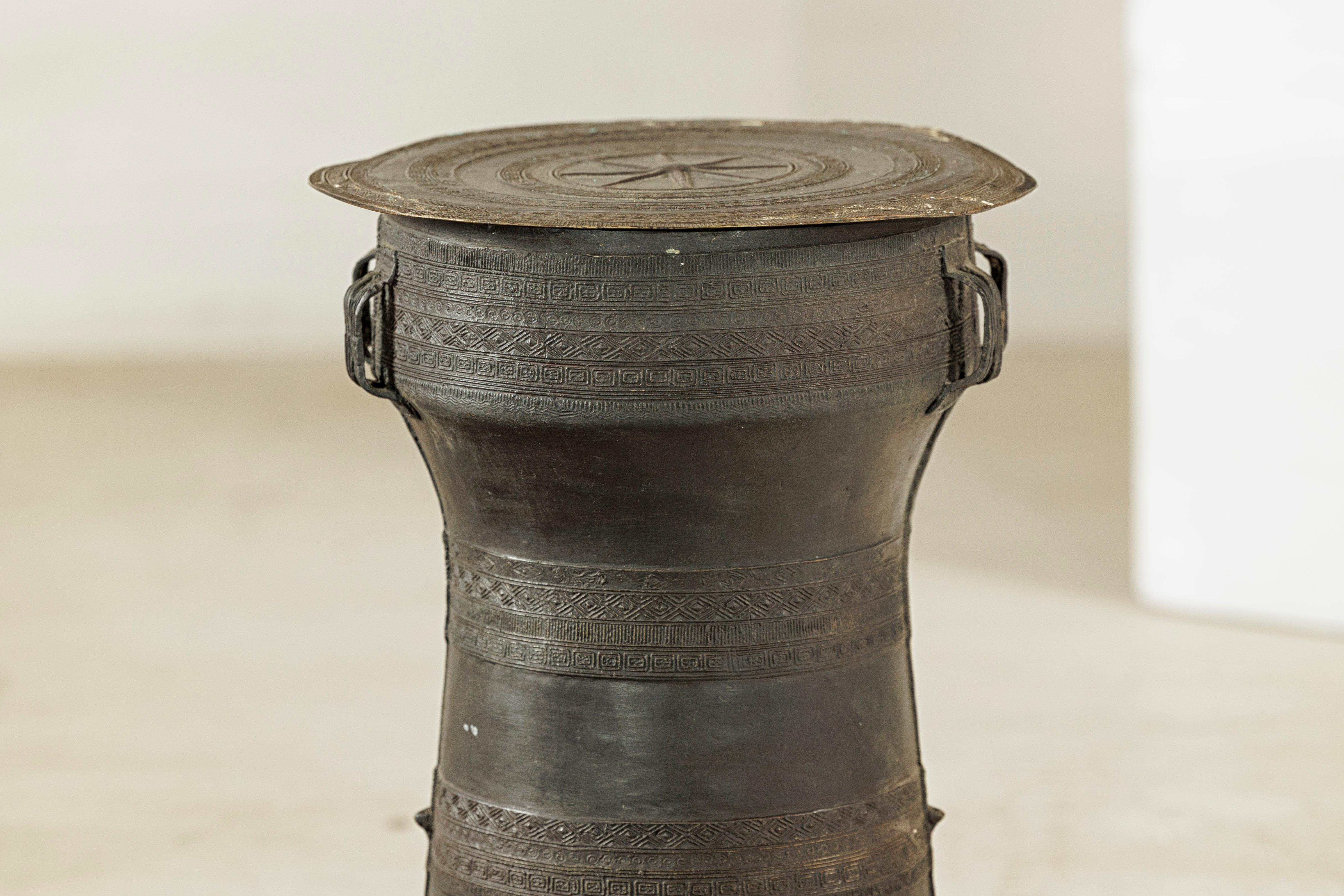 Mesa auxiliar de tambor de lluvia de bronce laosiano con decoración incisa y pátina oscura en Bueno estado para la venta en Yonkers, NY