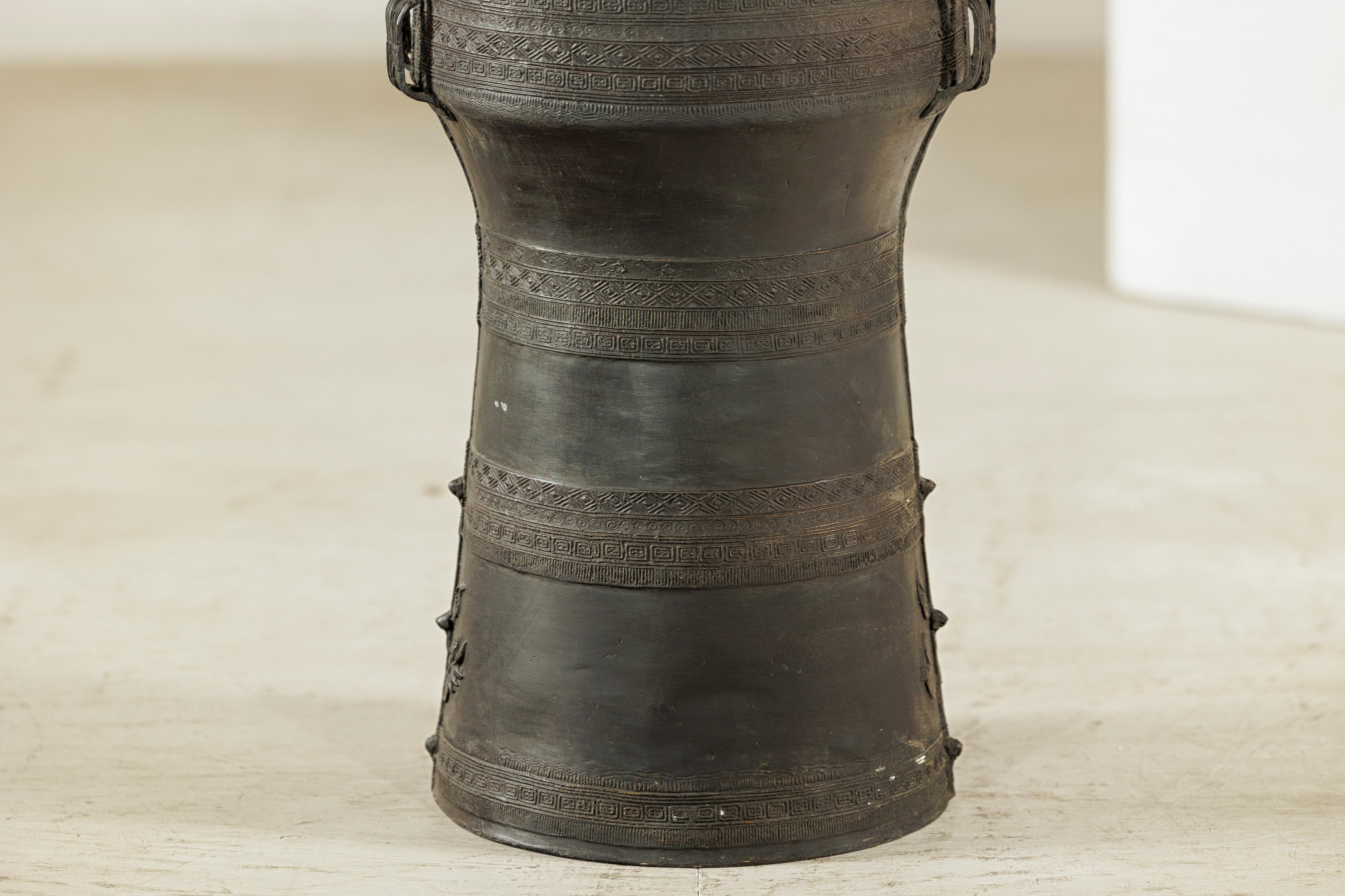 Mesa auxiliar de tambor de lluvia de bronce laosiano con decoración incisa y pátina oscura siglo XX en venta