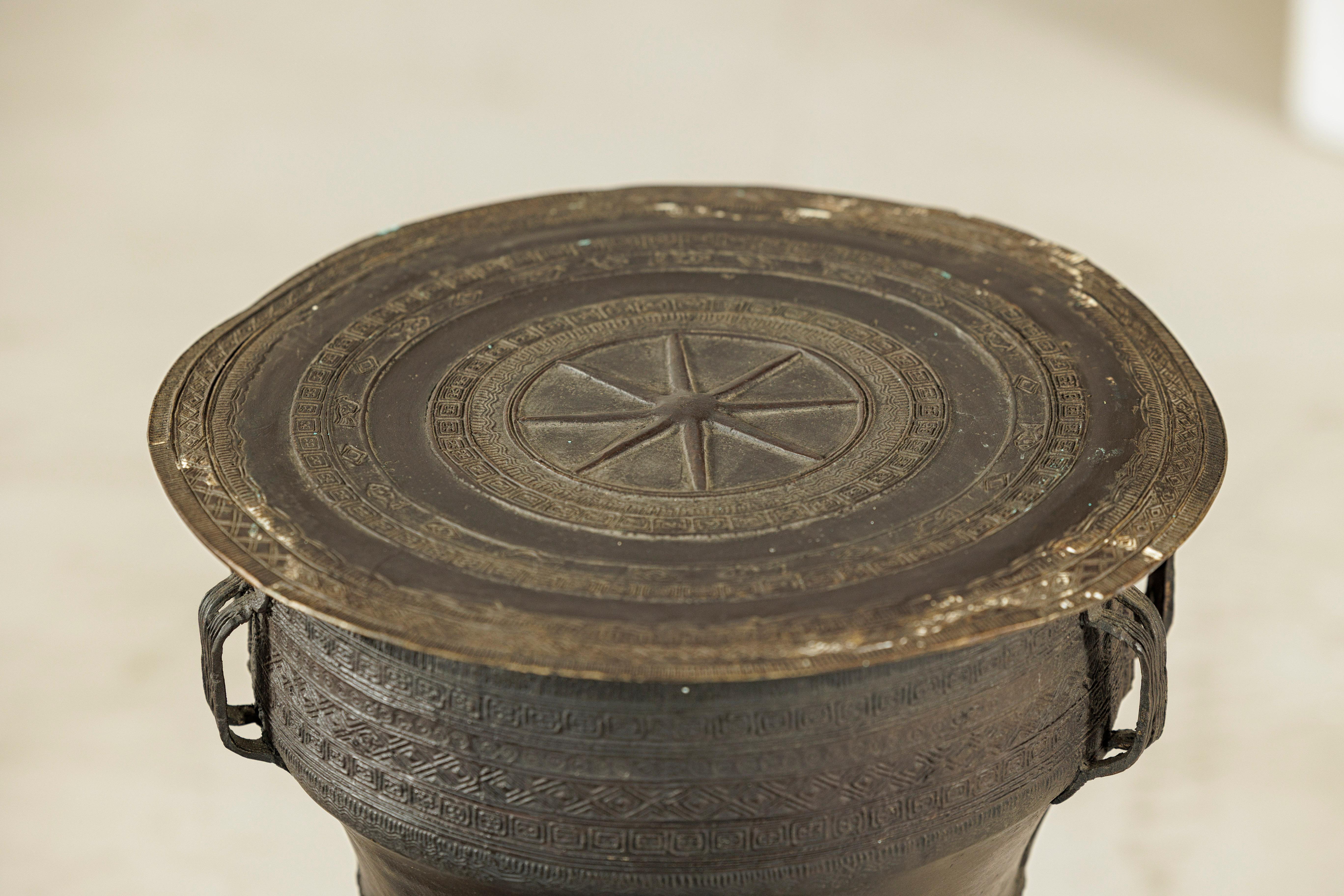 Mesa auxiliar de tambor de lluvia de bronce laosiano con decoración incisa y pátina oscura Bronce en venta