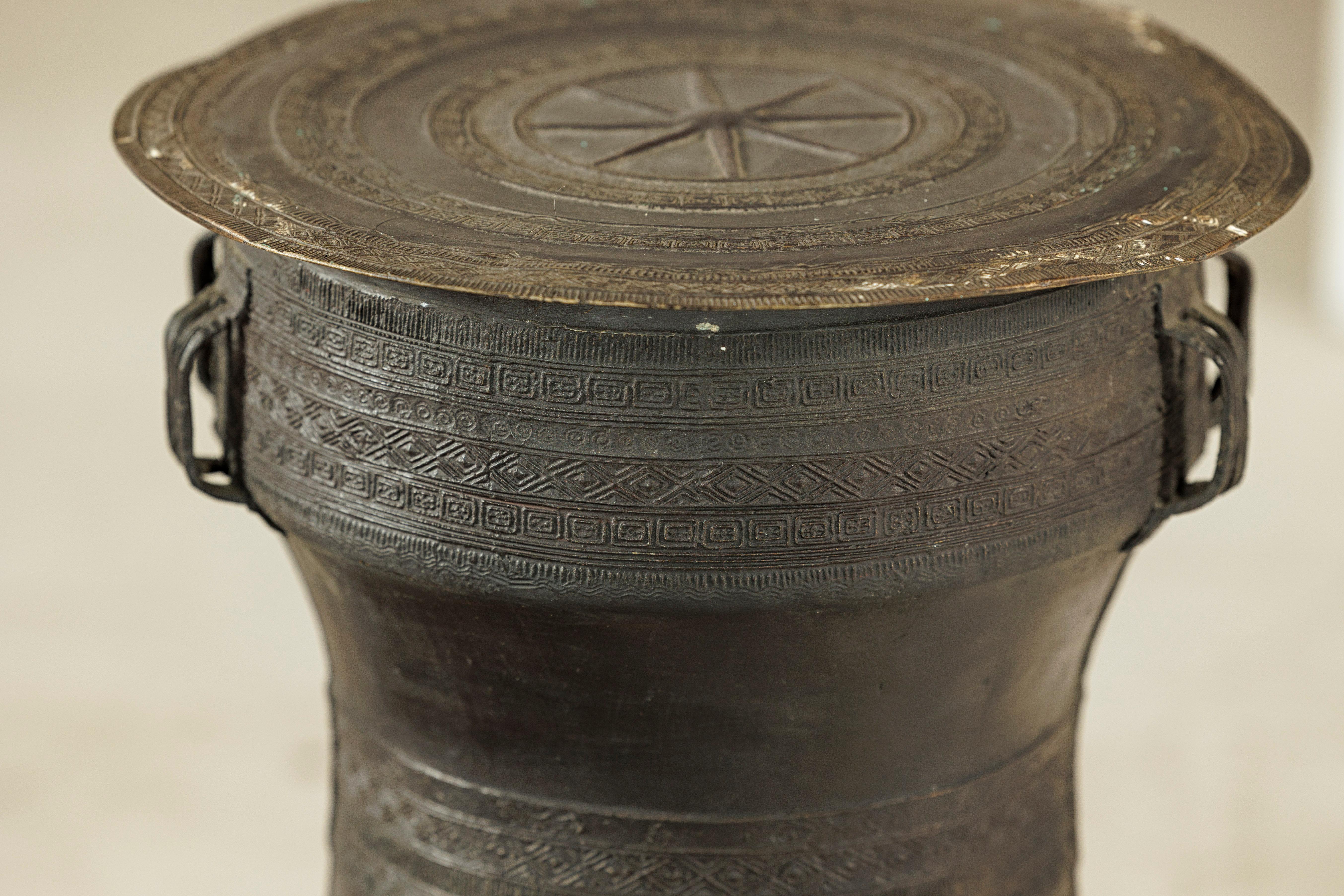 Mesa auxiliar de tambor de lluvia de bronce laosiano con decoración incisa y pátina oscura en venta 1