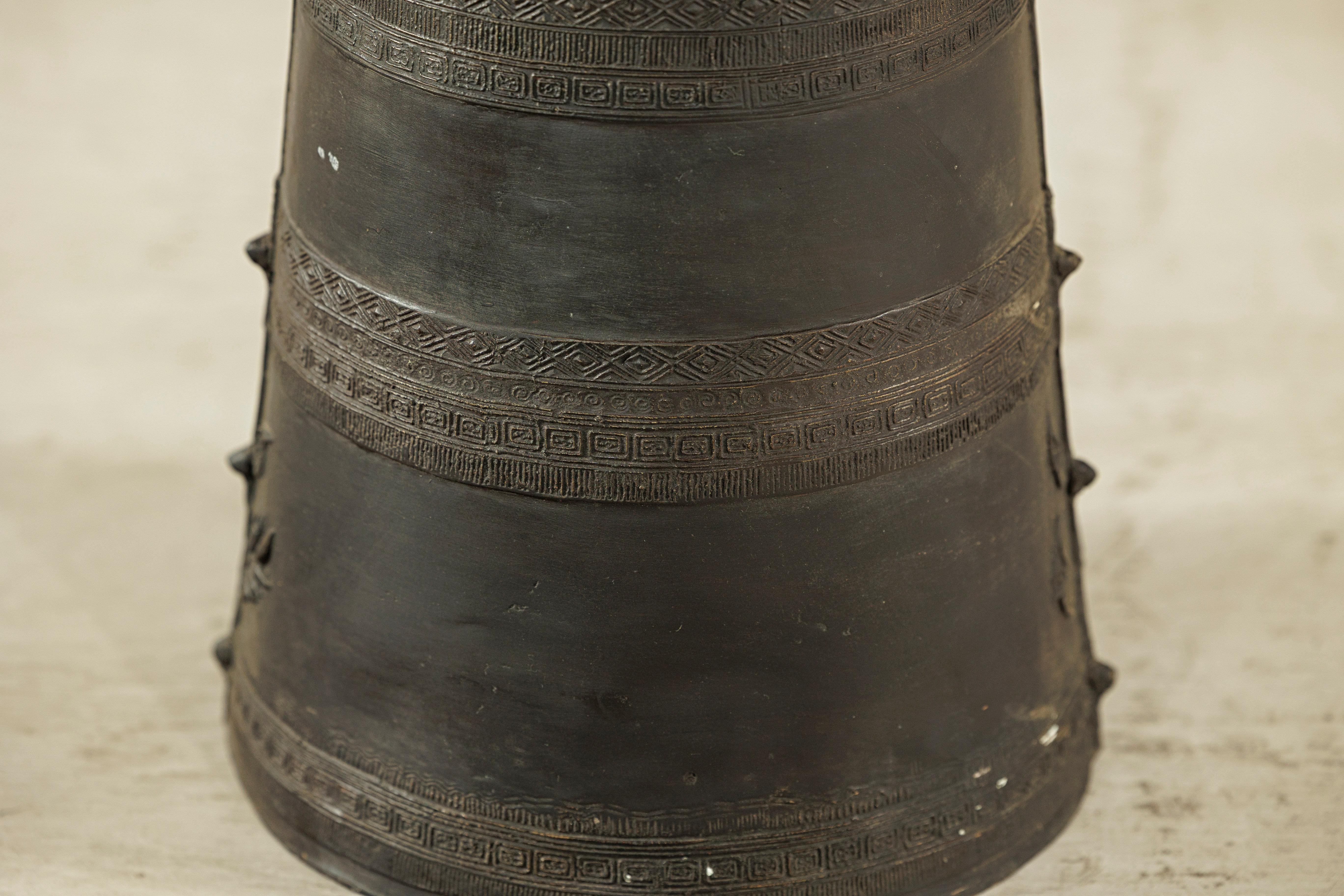 Mesa auxiliar de tambor de lluvia de bronce laosiano con decoración incisa y pátina oscura en venta 2