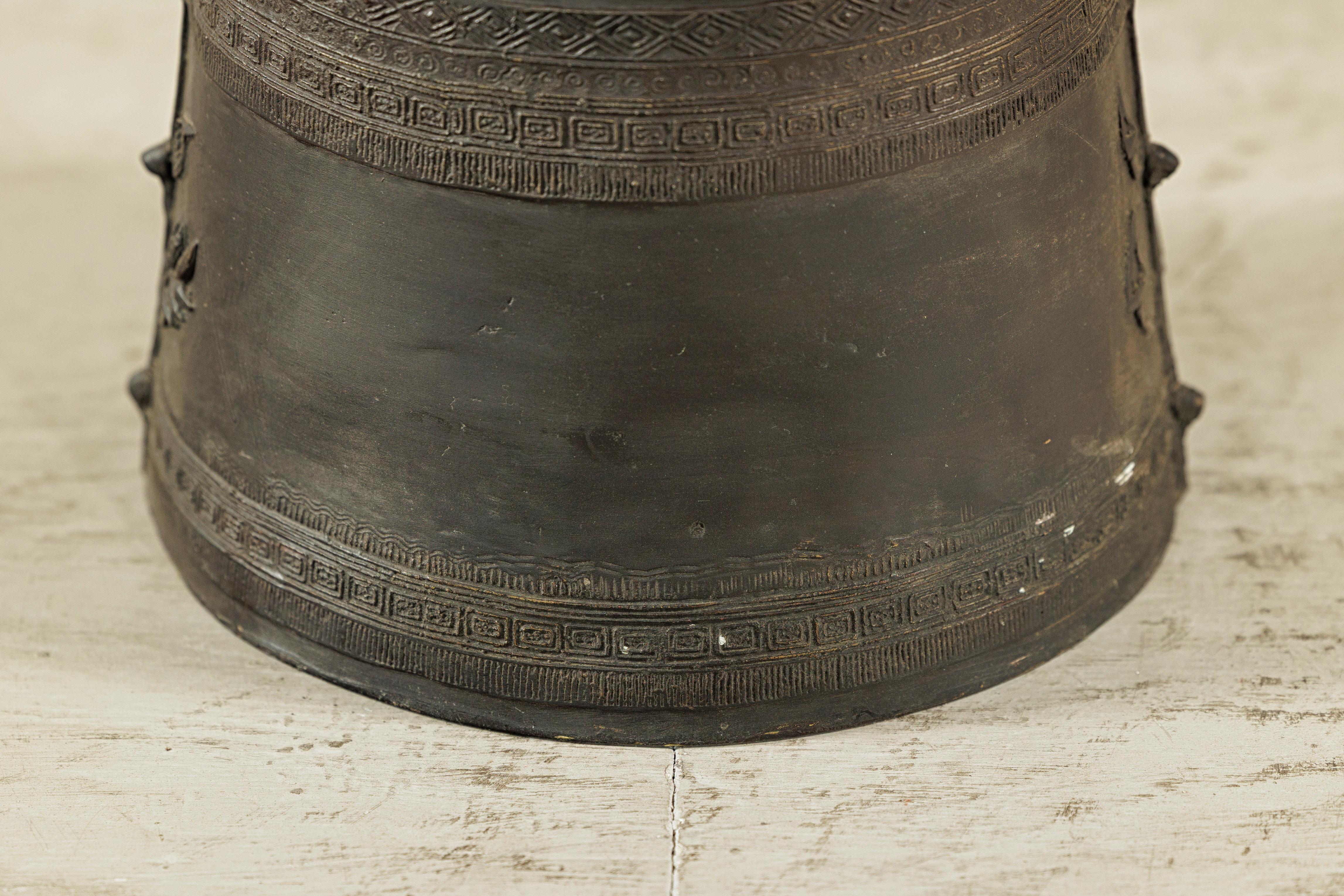 Mesa auxiliar de tambor de lluvia de bronce laosiano con decoración incisa y pátina oscura en venta 3