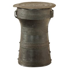 Tavolino a tamburo in bronzo del Laos con decori incisi e patina scura