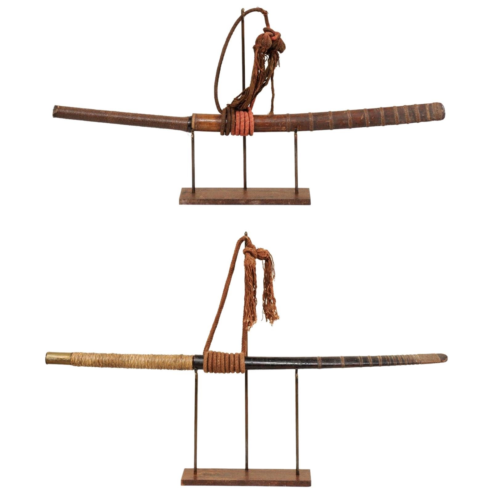 Paire d'épées de Daab laïtiennes du 19ème siècle présentées sur des supports personnalisés