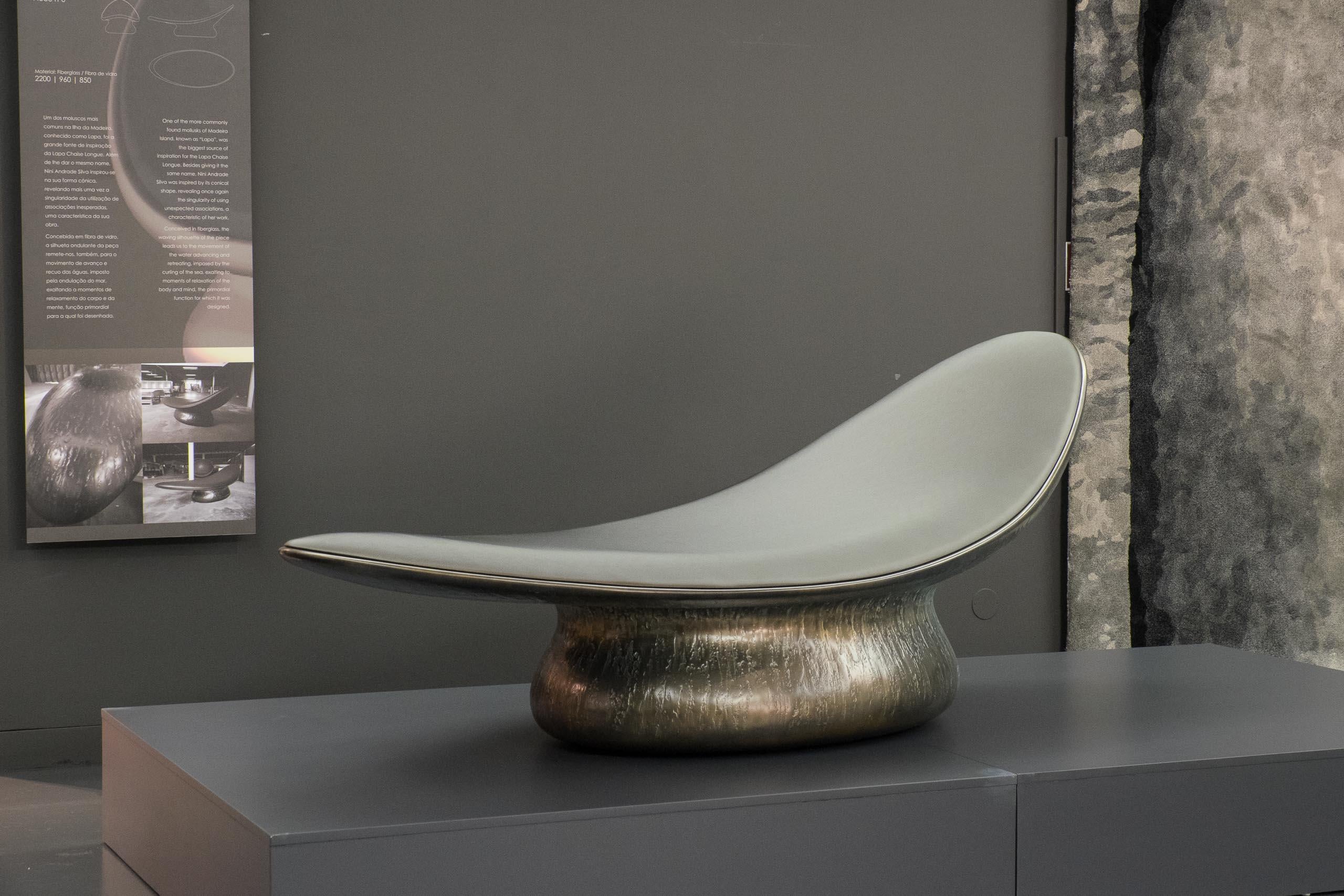 Sculptural Lapa Chaise Lounge in Fiberglass with Wing-Inspired Silhouette In New Condition For Sale In Barcelos, PT