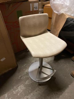 NEW LaPalma Set of Three Swivel Adjustable Leather Kai Stools (Ensemble de trois tabourets en cuir pivotants et réglables)