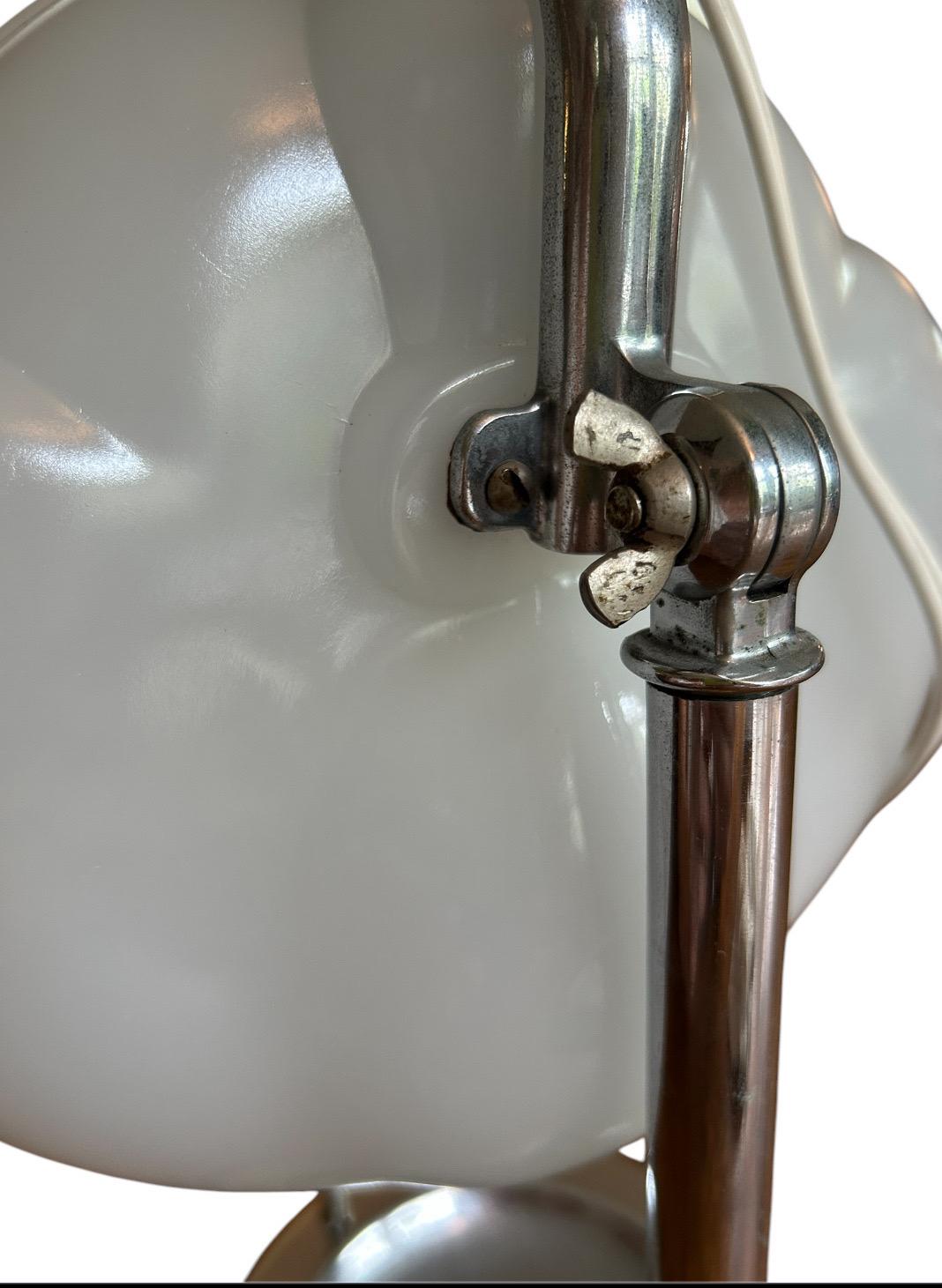 Début du 20ème siècle LaPeer Lamp Company lampe de coiffeuse chromée de l'époque Hollywood Deco 1920 en vente