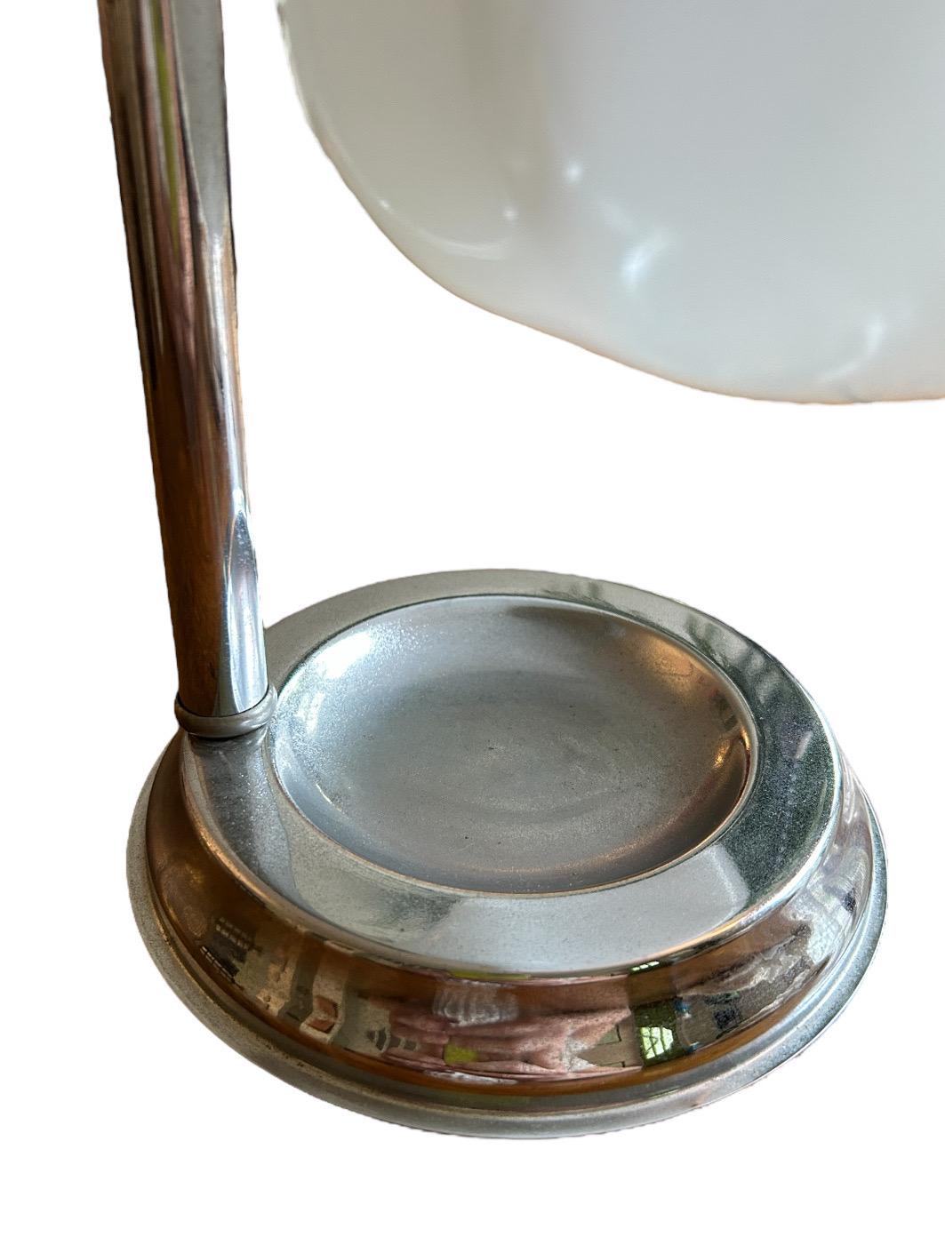 Verre dépoli LaPeer Lamp Company lampe de coiffeuse chromée de l'époque Hollywood Deco 1920 en vente