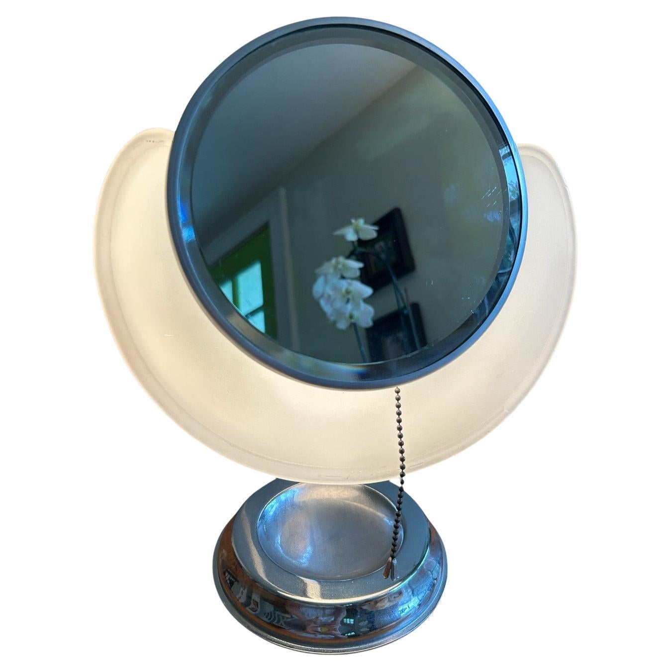 Cette lampe de maquillage LaPeer des années 1920, difficile à trouver, donne une touche de glamour hollywoodien et confère une esthétique magnifique à n'importe quel espace. Le nom LAPEER est inscrit en relief sur le bord de l'abat-jour en verre au