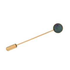 Lapel pin with green nephrite jade stone gold