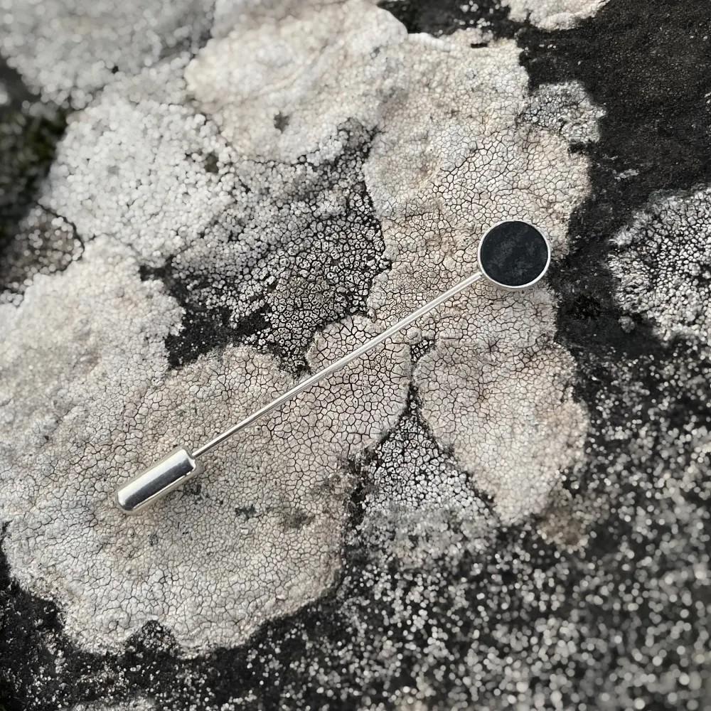 Reversnadel mit grauem Steinmedaillon aus Sterlingsilber im Zustand „Neu“ im Angebot in Gdynia, PL