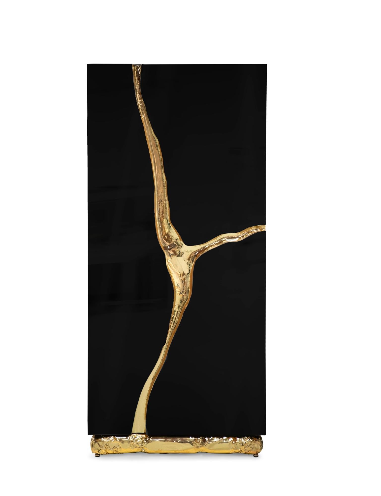 Il tavolo Lapiaz porta l'eccellenza dell'artigianato e del design in un nuovo ambito. Un'opera d'arte funzionale concepita con tre ante, sei ripiani in vetro e sei cassetti decorati da maniglie in ottone lavorate a mano. Le sue caratteristiche