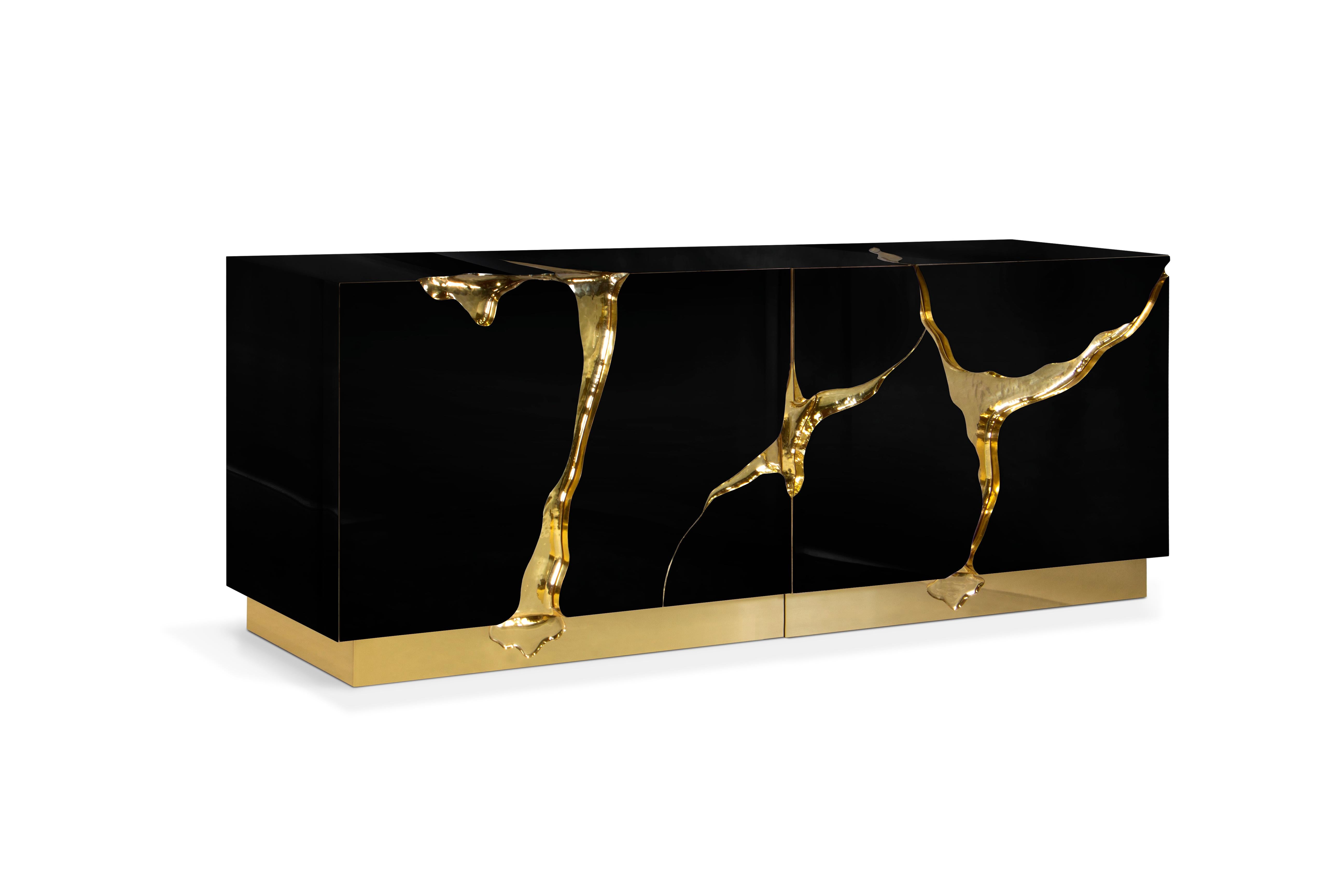 La credenza Lapiaz porta l'eccezionale artigianato e il design in un nuovo regno.
Le sue caratteristiche organiche sono ottenute grazie al montaggio manuale dell'ottone lucido e alla finitura laccata nera lucida che irrompe dall'interno alle