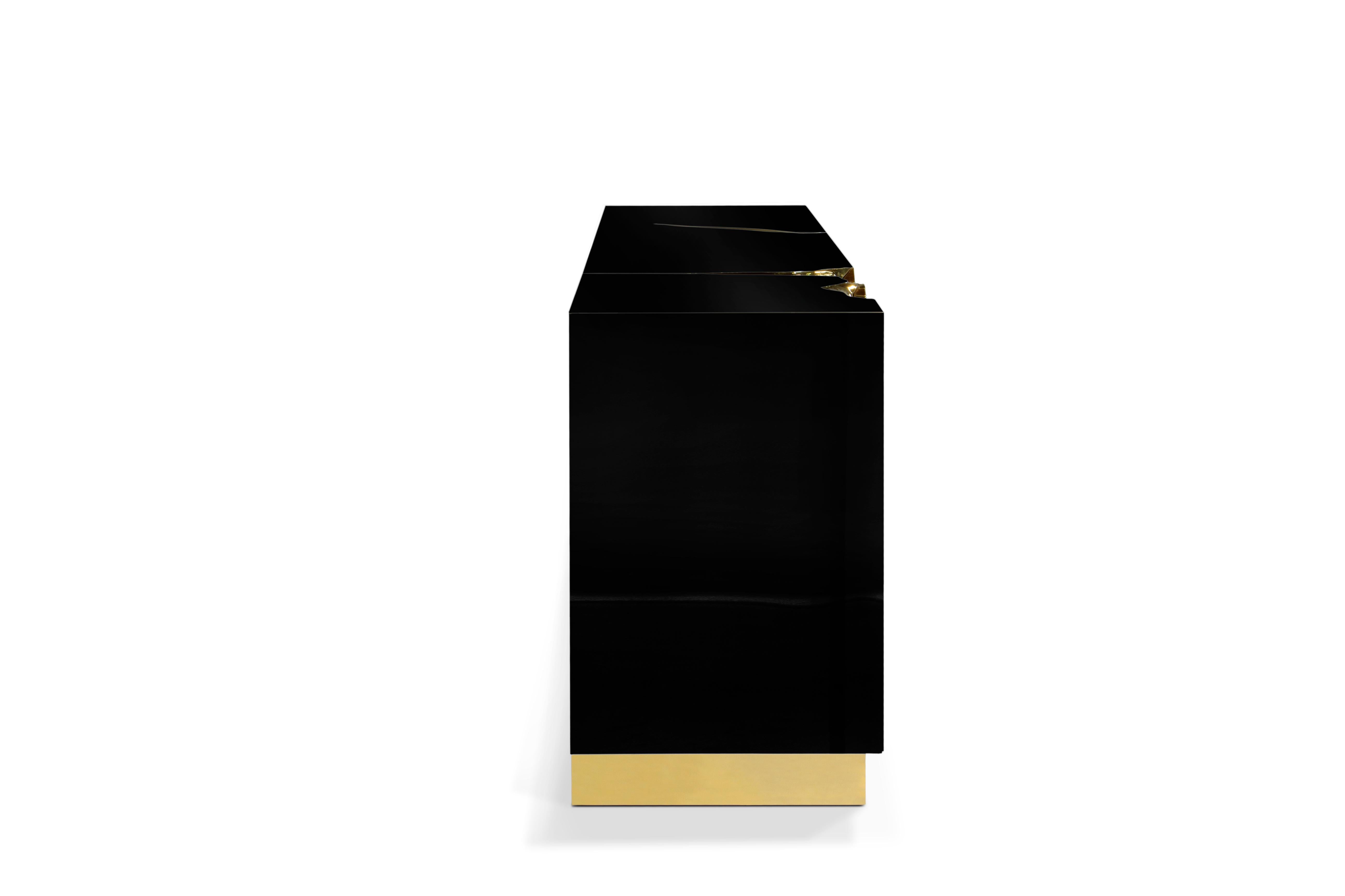 Ottone Credenza Lapiaz nera - Acciaio e ottone lucidato a mano - Boca Do Lobo in vendita