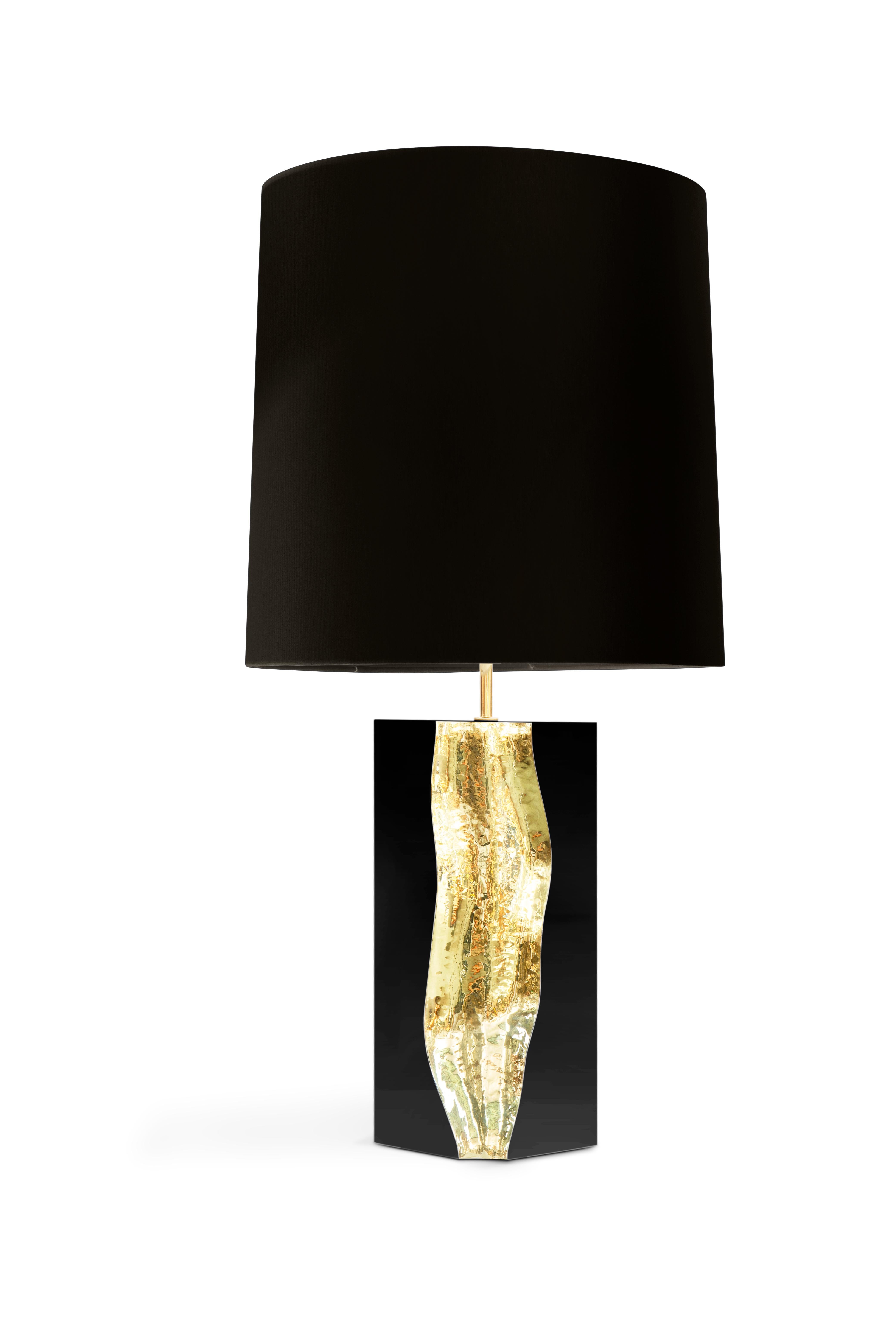 L'elegante lampada da tavolo Lapiaz porta l'eccezionale artigianato e il design in un nuovo regno. Trovando la bellezza nei luoghi più inaspettati, questo pezzo di design contemporaneo si ispira alle autentiche formazioni carsiche create dalla
