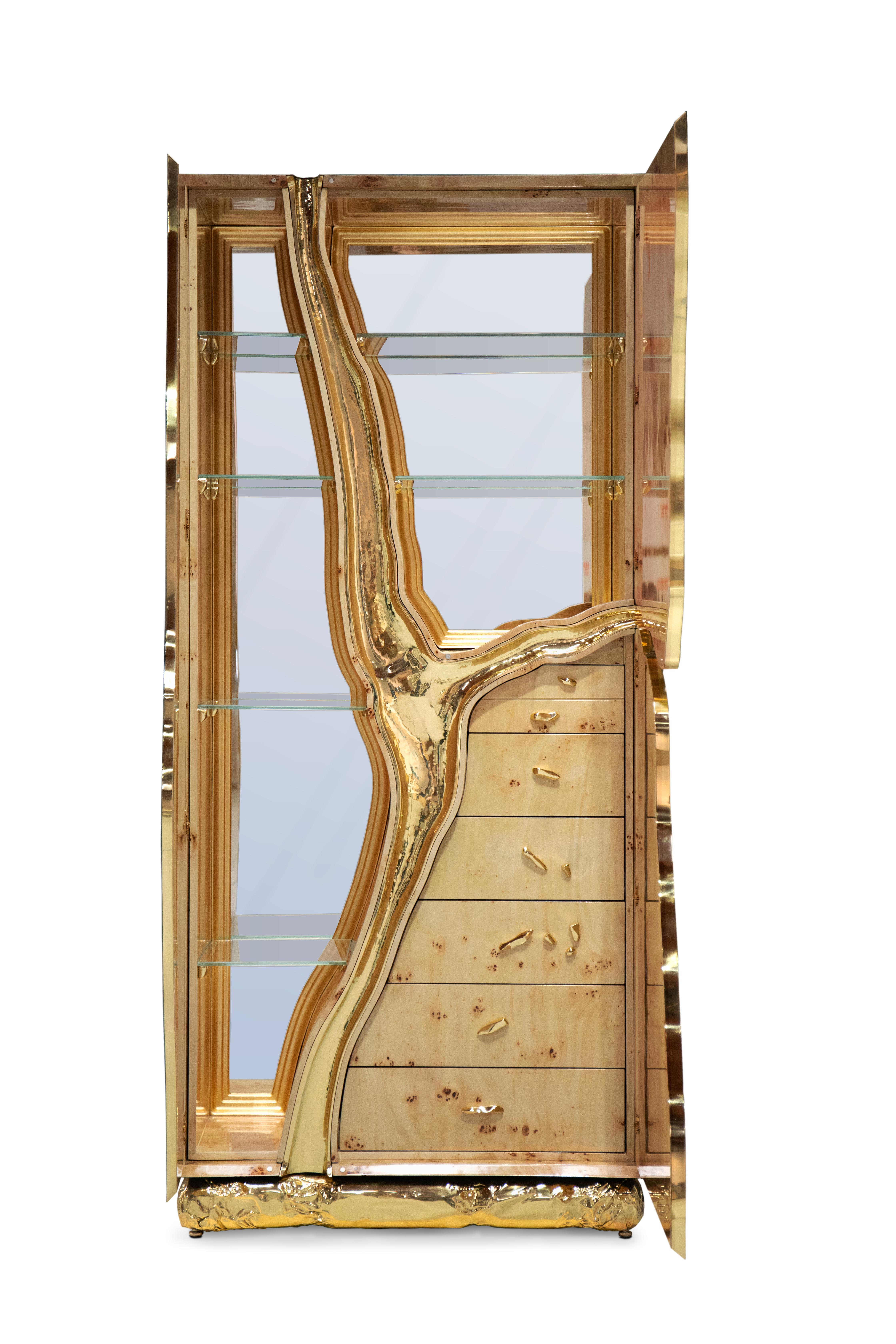 L'armadio Lapiaz porta l'eccezionale artigianato e il design in un nuovo regno. Trovando la bellezza nei luoghi più inaspettati, questo pezzo di design contemporaneo si ispira alle autentiche formazioni carsiche. Le sue caratteristiche organiche