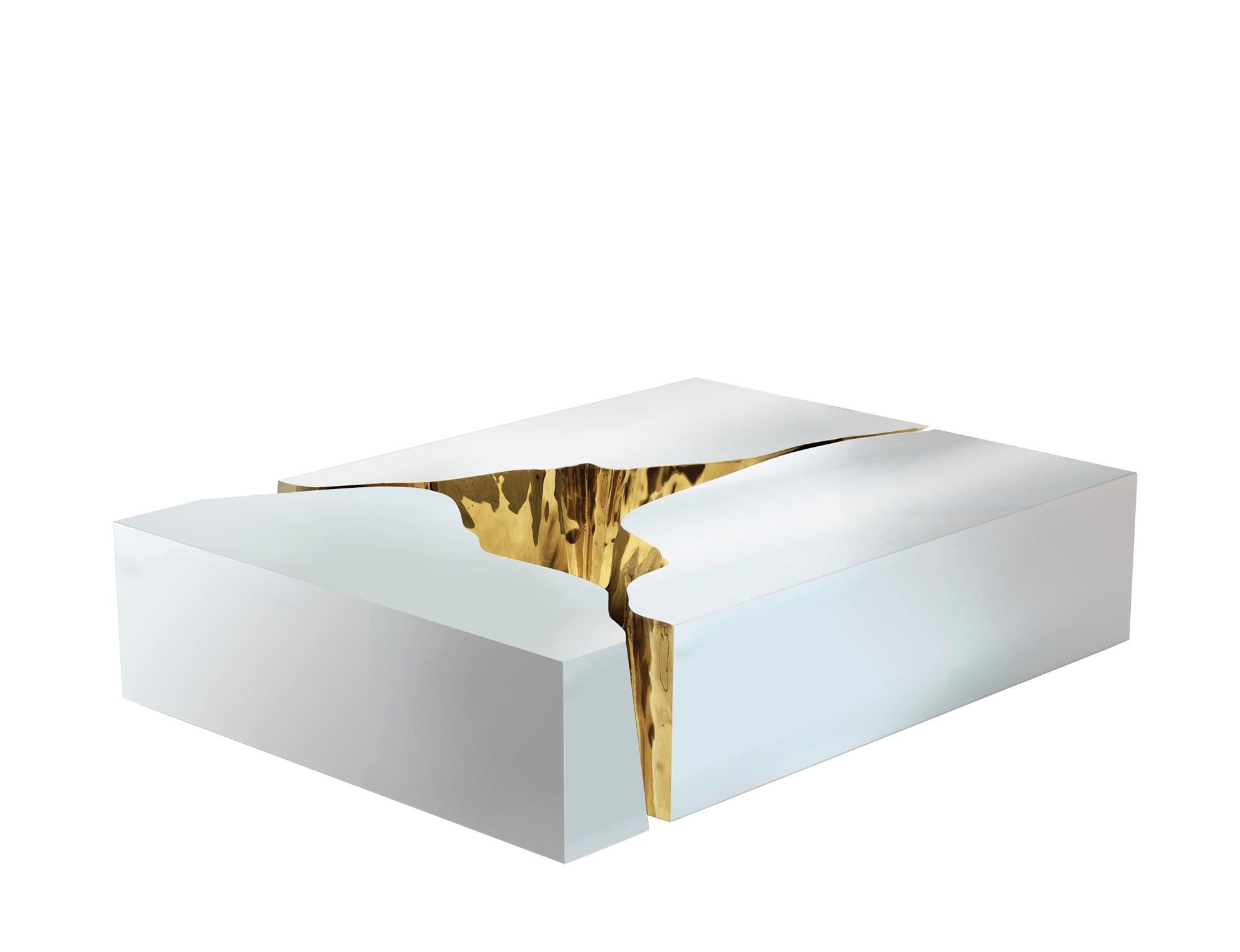 La table centrale Lapiaz fait entrer l'artisanat exceptionnel et le design dans une nouvelle dimension. Trouvant la beauté dans les endroits les plus inattendus, cette pièce de design contemporain s'inspire d'authentiques formations karstiques. Ses