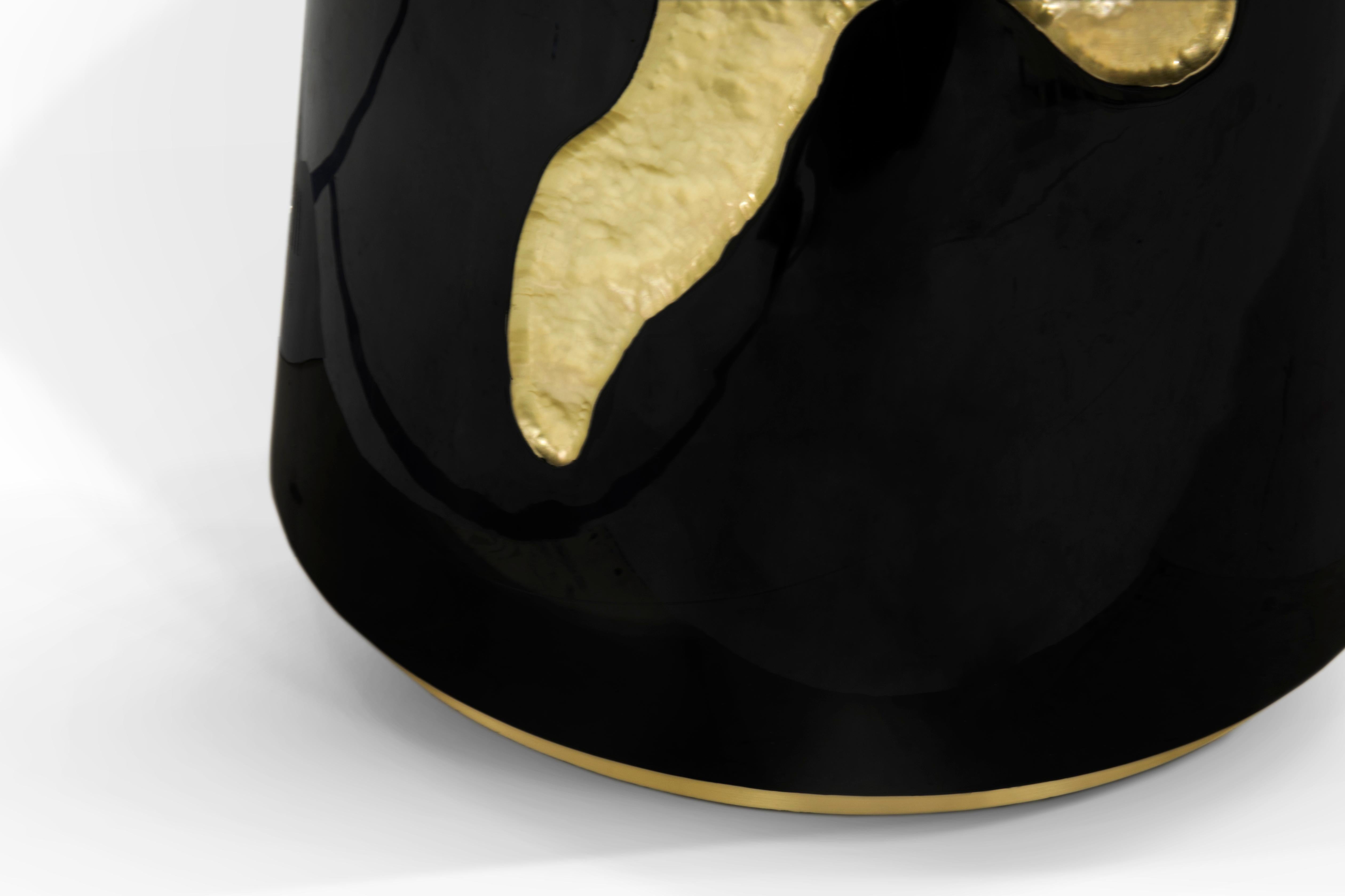 Sculpté Table de salle à manger Lapiaz - menuiserie artisanale en laiton et placage - Boca do Lobo en vente
