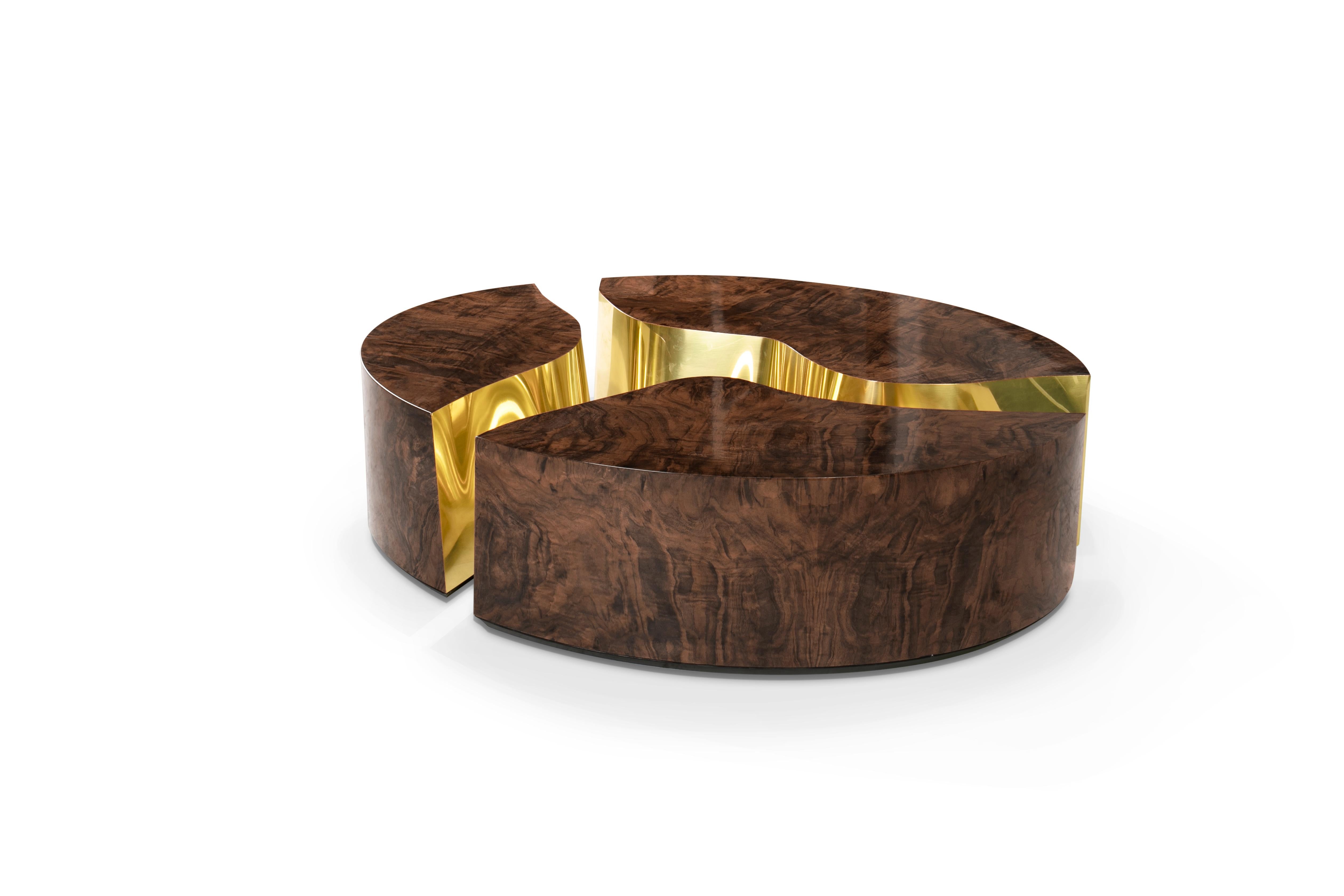 Sculpté à la main Table centrale ovale Lapiaz - Bois et laiton faits main - Boca do Lobo en vente