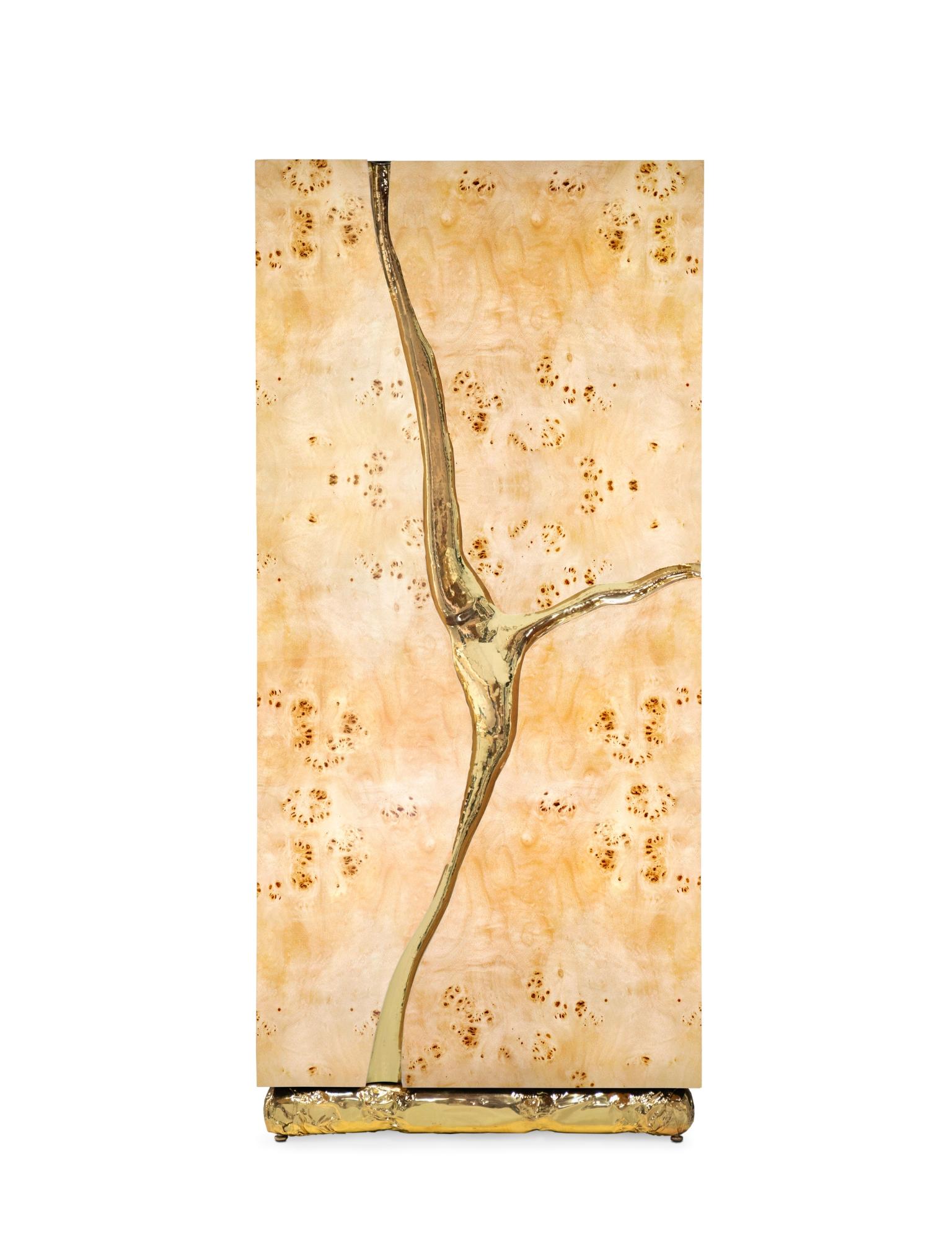 Il tavolo Lapiaz porta l'eccellenza dell'artigianato e del design in un nuovo ambito. Un'opera d'arte funzionale concepita con tre ante, sei ripiani in vetro e sei cassetti decorati da maniglie in ottone lavorate a mano. Le sue caratteristiche