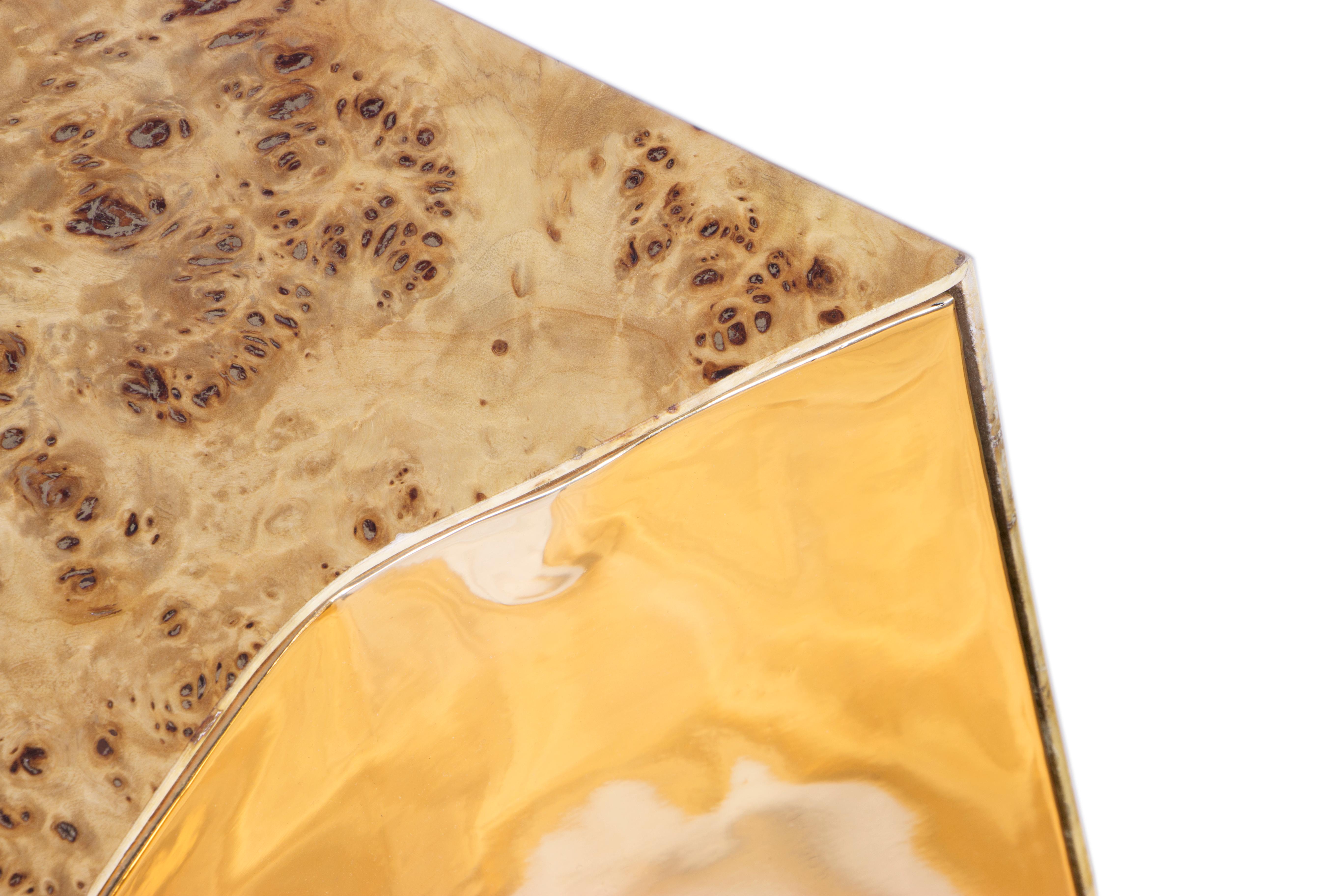 Table d'appoint Lapiaz, menuiserie artisanale en laiton et placage - Boca do Lobo en vente 3