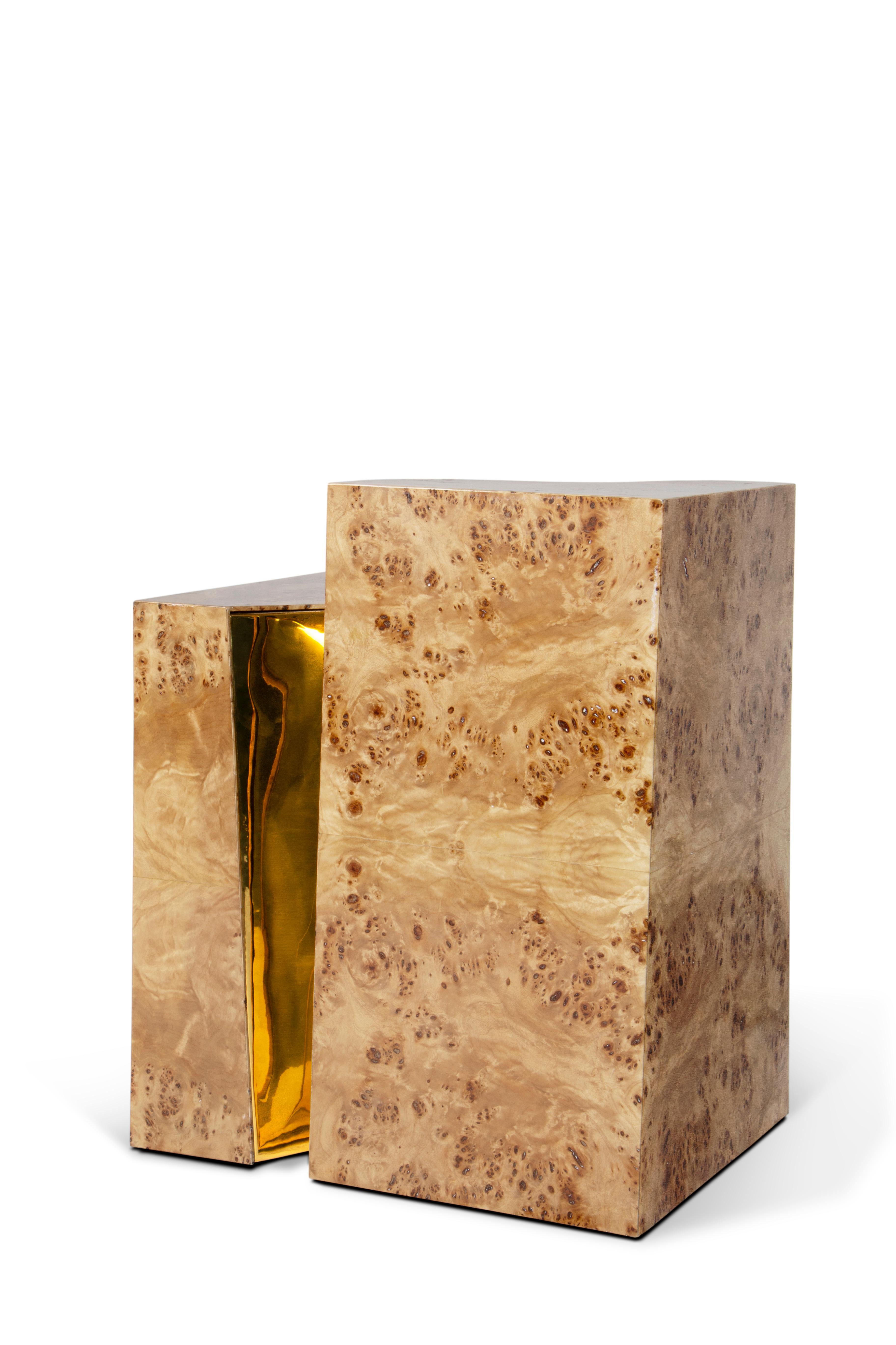 La table d'appoint Lapiaz fait entrer l'artisanat d'exception et le design dans une nouvelle dimension. Ses caractéristiques organiques sont obtenues grâce au montage manuel de la feuille de laiton poli et à la finition chaleureuse et brillante du