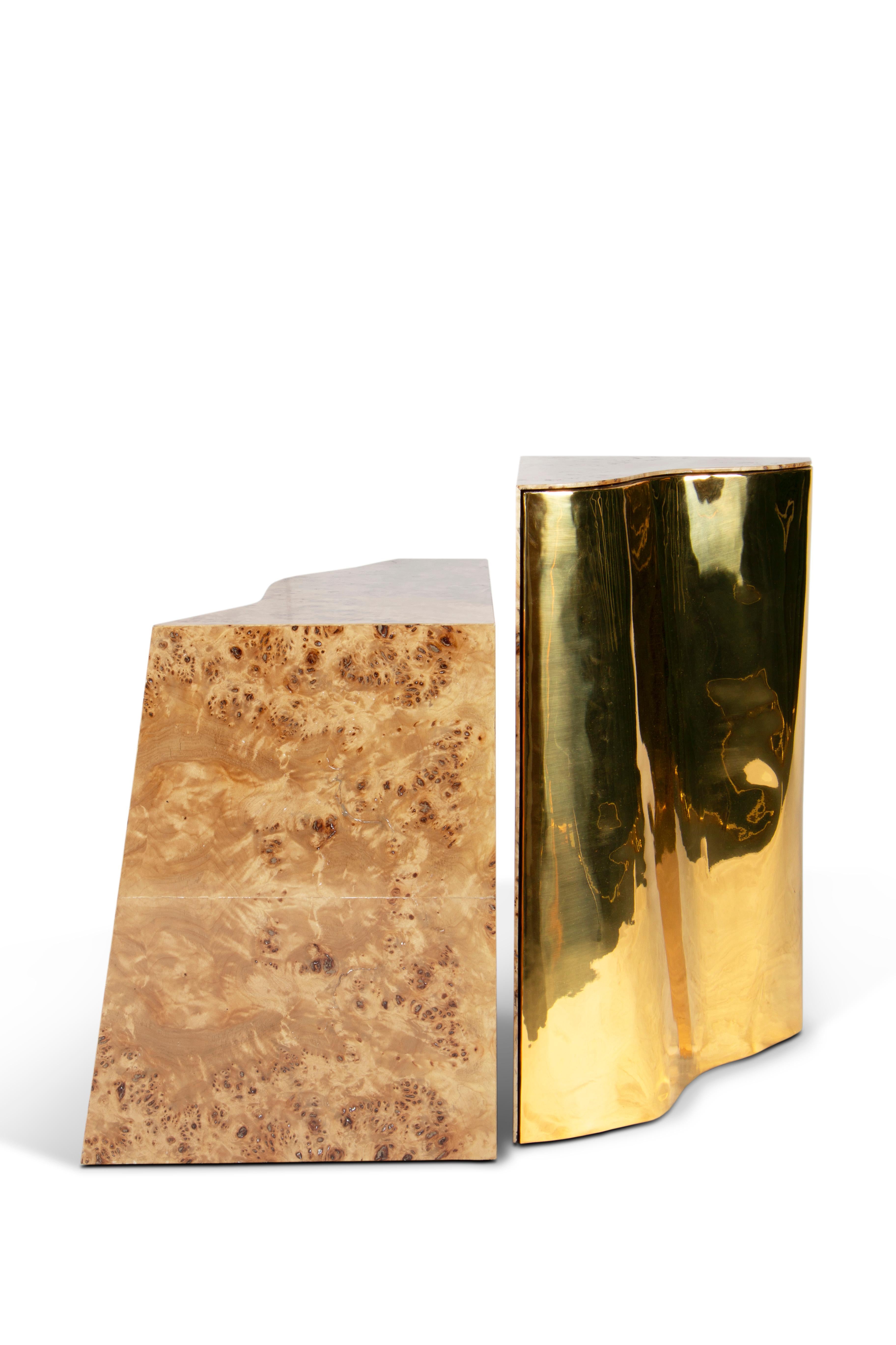 Table d'appoint Lapiaz, menuiserie artisanale en laiton et placage - Boca do Lobo Neuf - En vente à Rio Tinto, PT
