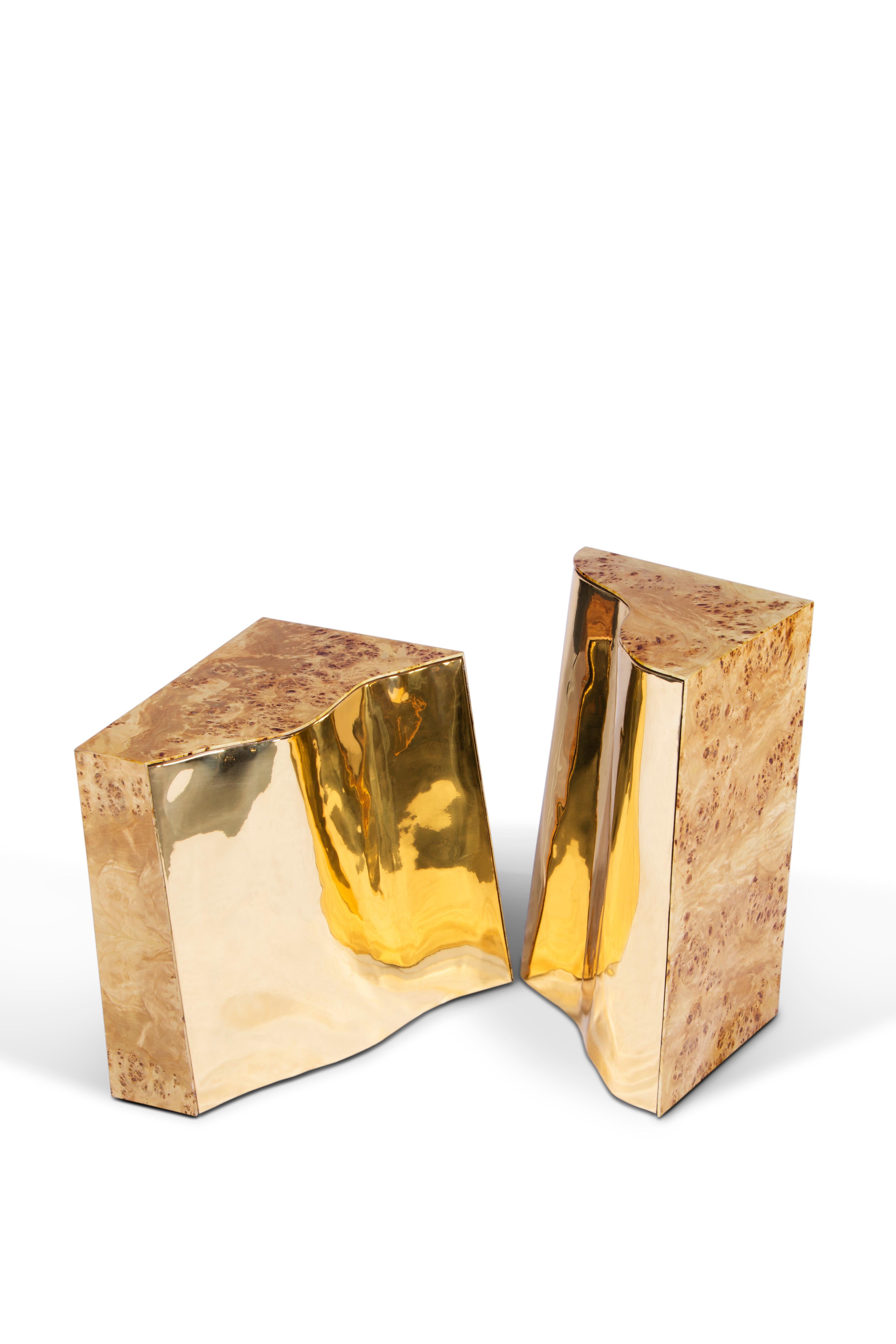Table d'appoint Lapiaz, menuiserie artisanale en laiton et placage - Boca do Lobo en vente 1