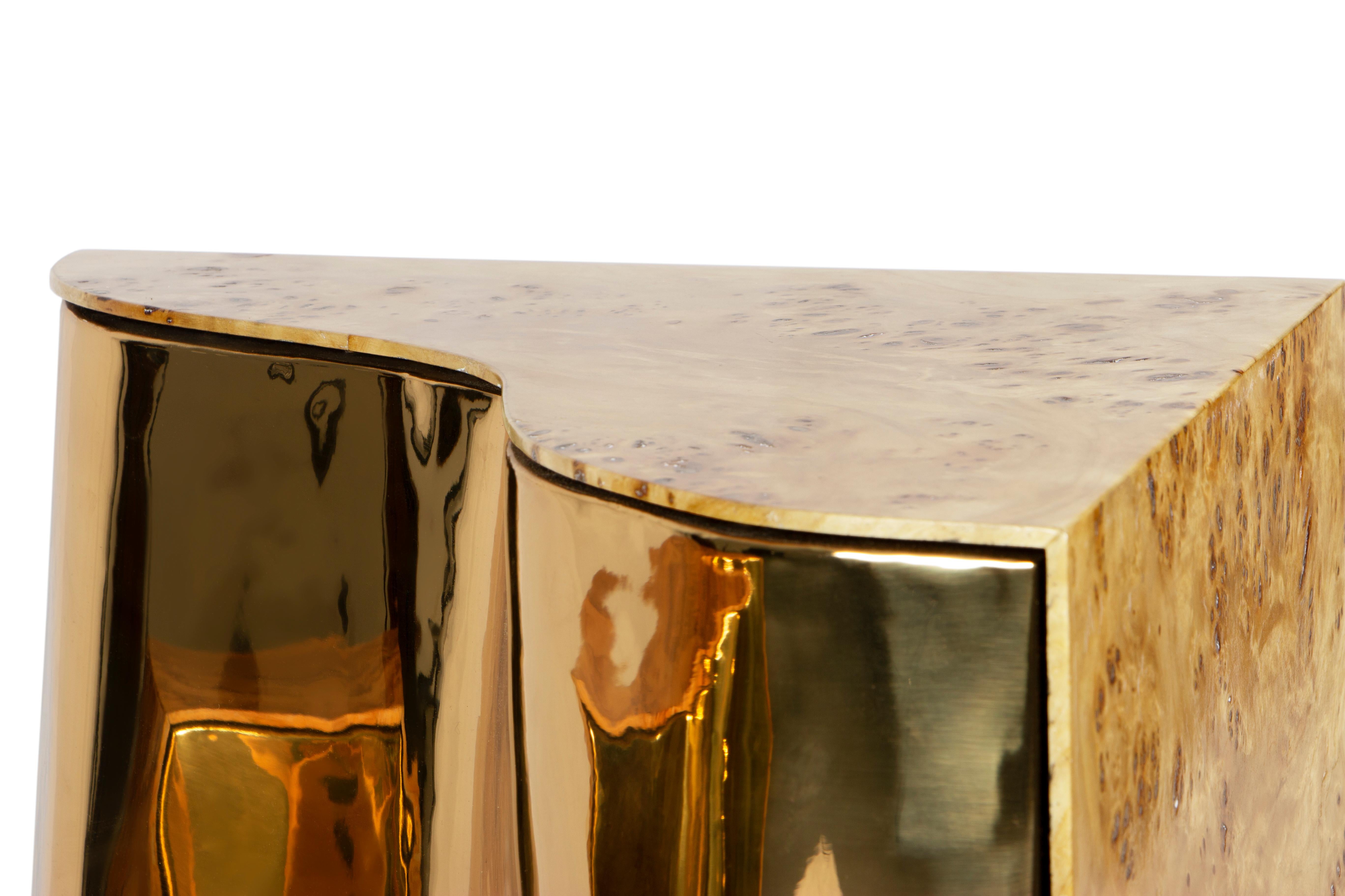 Table d'appoint Lapiaz, menuiserie artisanale en laiton et placage - Boca do Lobo en vente 2